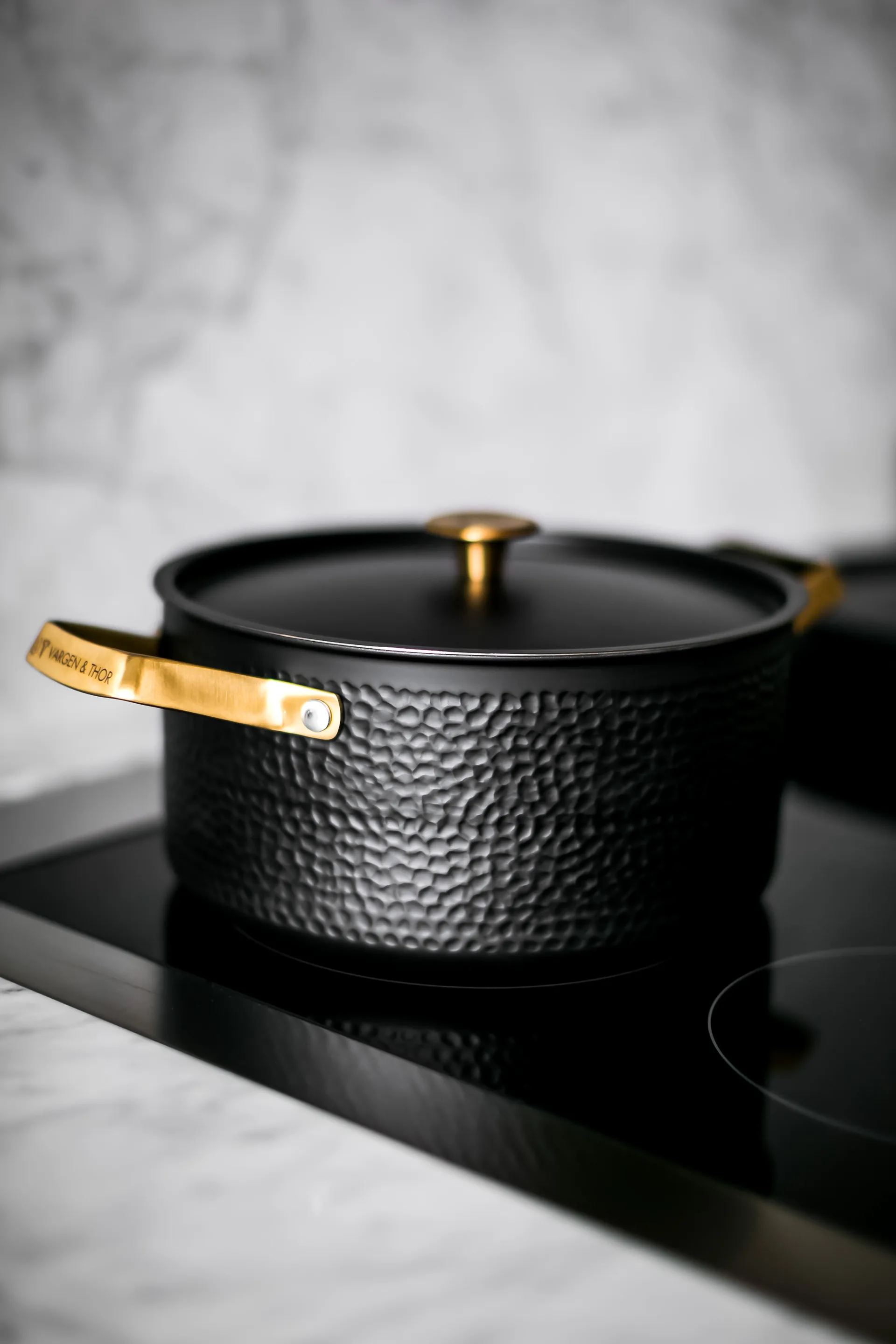 Cocotte martelée noire avec couvercle Arvet, Mio, 4 L Vargen & Thor