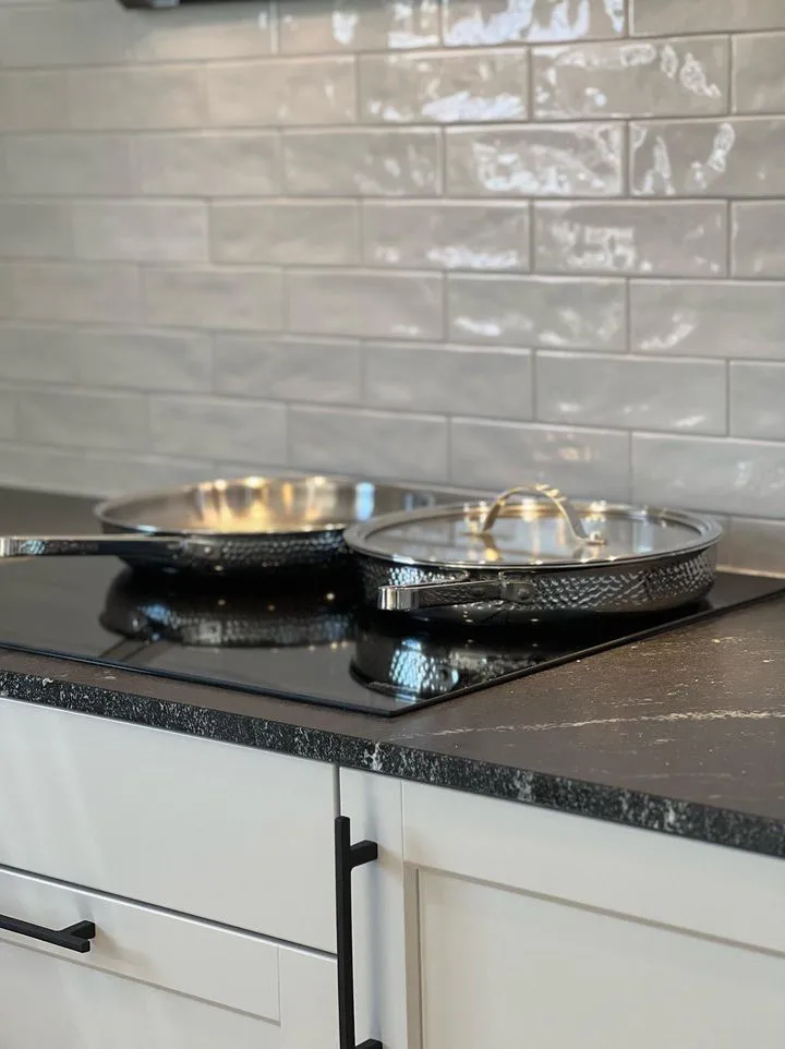 Poêle en cuivre martelé Modell M1 avec couvercle Ø28 cm, Chrome avec couvercle Vargen & Thor