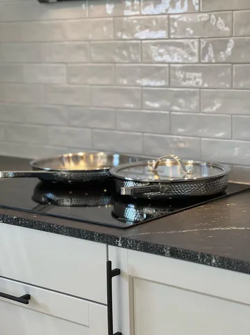 Poêle en cuivre martelé Modell M1 avec couvercle Ø28 cm - Chrome avec couvercle - Vargen & Thor