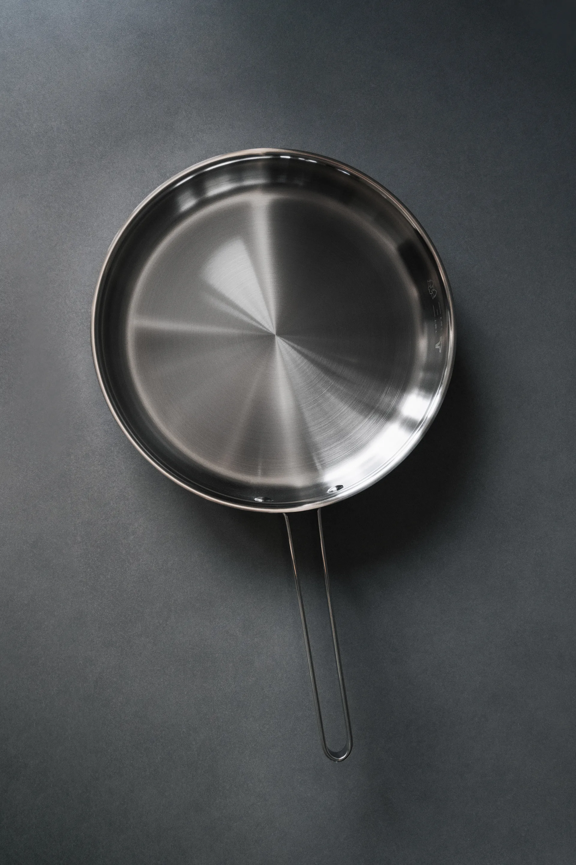 Poêle en cuivre martelé Modell M1 avec couvercle Ø28 cm, Chrome avec couvercle Vargen & Thor