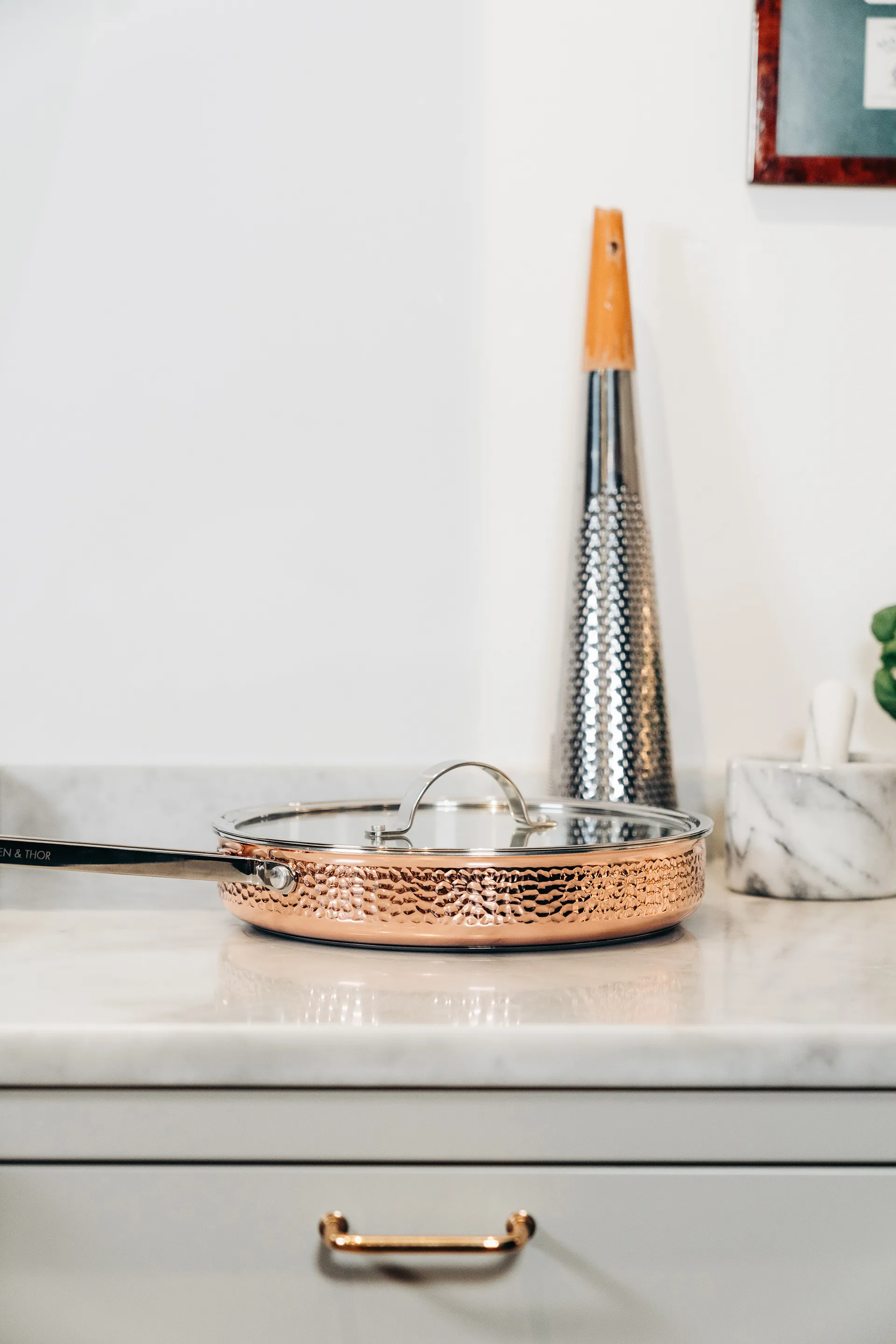 Sauteuse en cuivre martelée avec couvercle Mjölner, Modèle Y2 Vargen & Thor