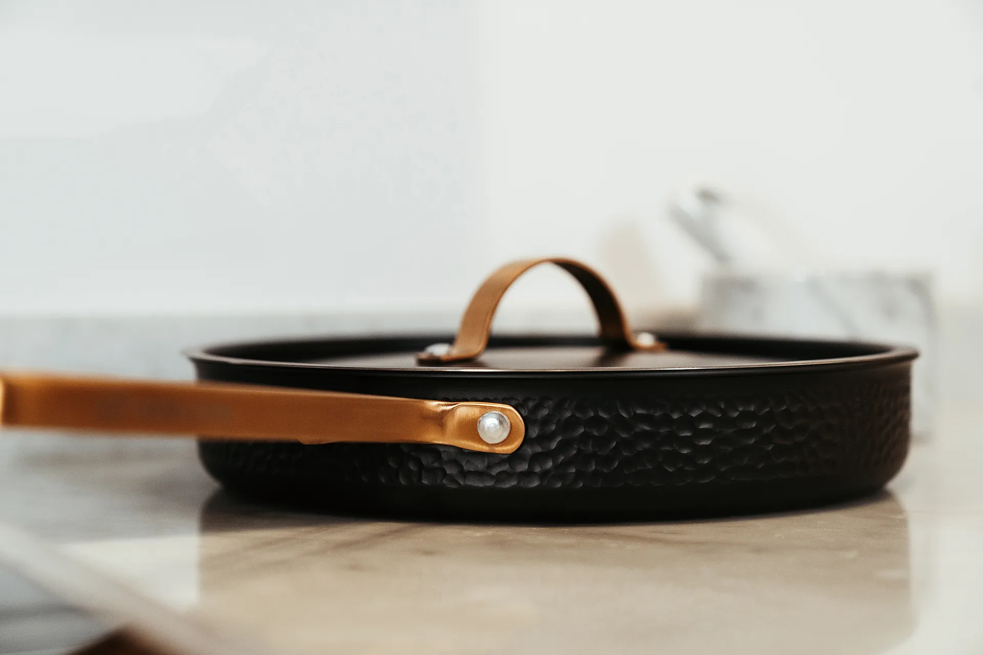 Sauteuse martelée noire avec couvercle Arvet, Modèle X2, Ø28 cm Vargen & Thor