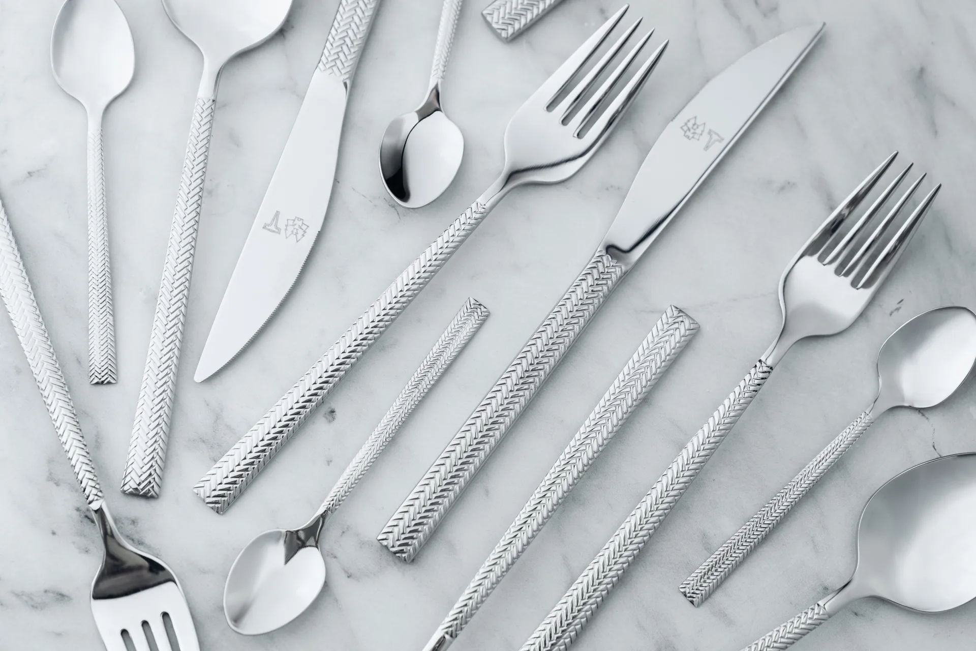 Set de couverts Glöd 16 pièces, Motif chevronné Vargen & Thor