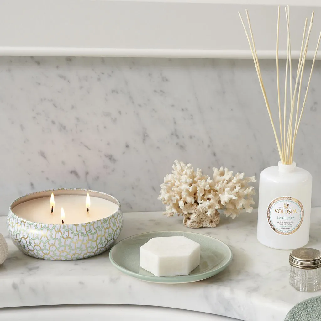 Bougie parfumée Maison Blanc 3-wick Tin 40 heures, Laguna Voluspa