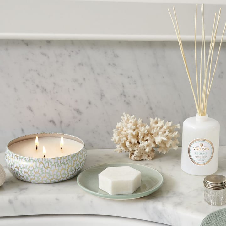 Bougie parfumée Maison Blanc 3-wick Tin 40 heures, Laguna Voluspa