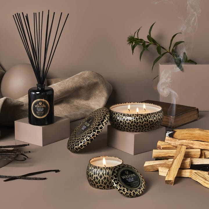 Bougie parfumée Maison Noir 3-wick Tin 40 heures, Suede Noir Voluspa