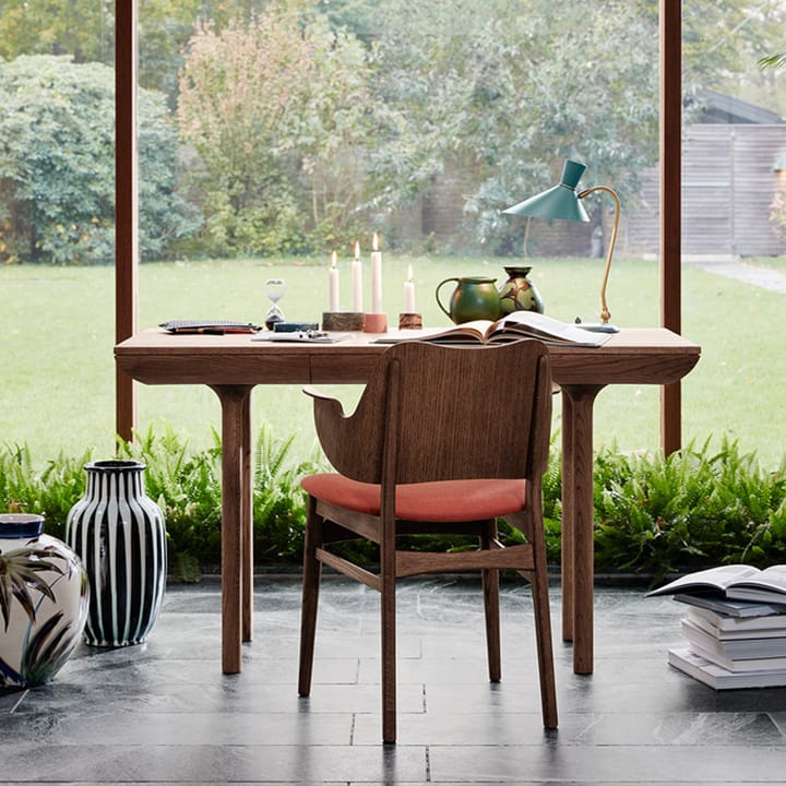 Chaise Gesture, assise et dossier revêtus de textile, tissu rusty rosé, dossier en cuir, structure en hêtre laqué noir Warm Nordic
