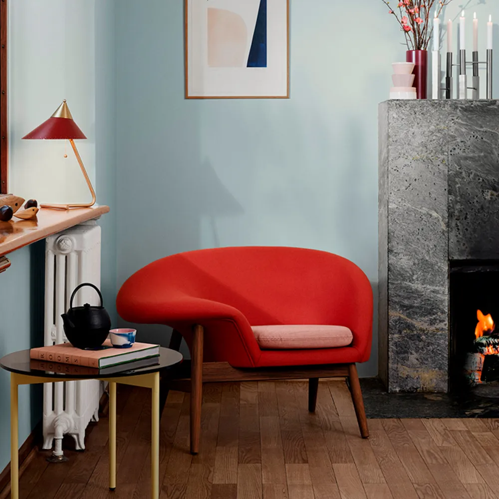 Fauteuil Fried Egg, tissu hero 481 caramel, pieds en teck huilé Warm Nordic
