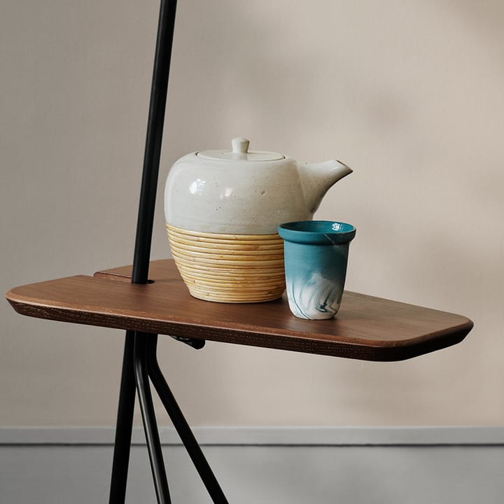 Lampadaire Cone, black noir, table en teck, détails en laiton Warm Nordic