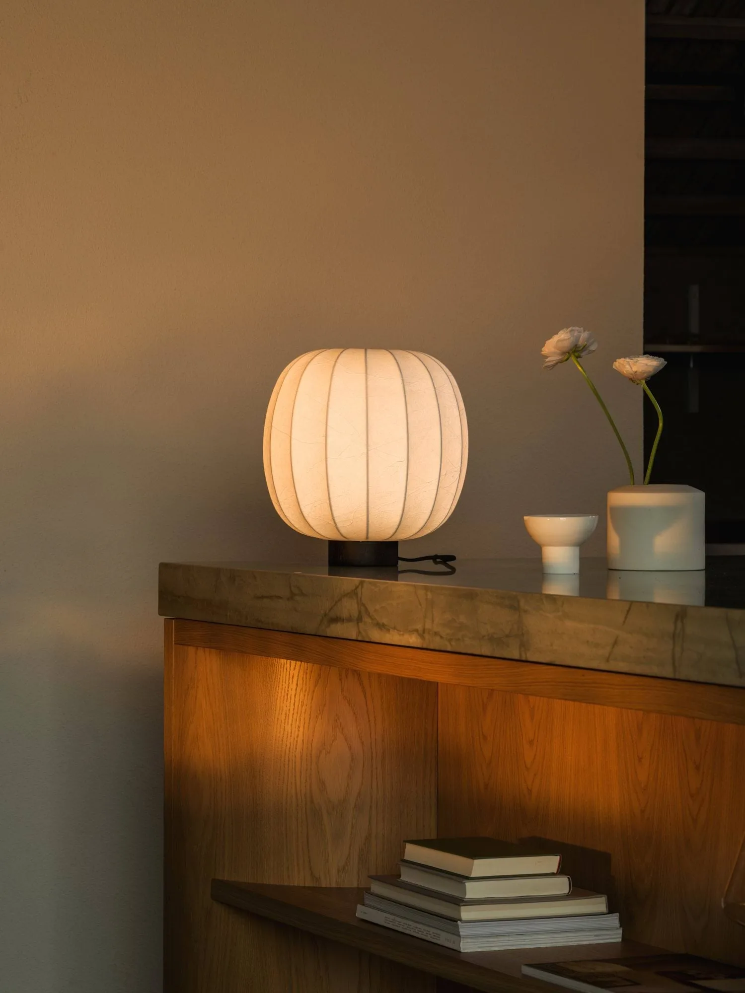 Lampe de table Lunari, White-Dark ash, Ø30x32 cm Watt & Veke