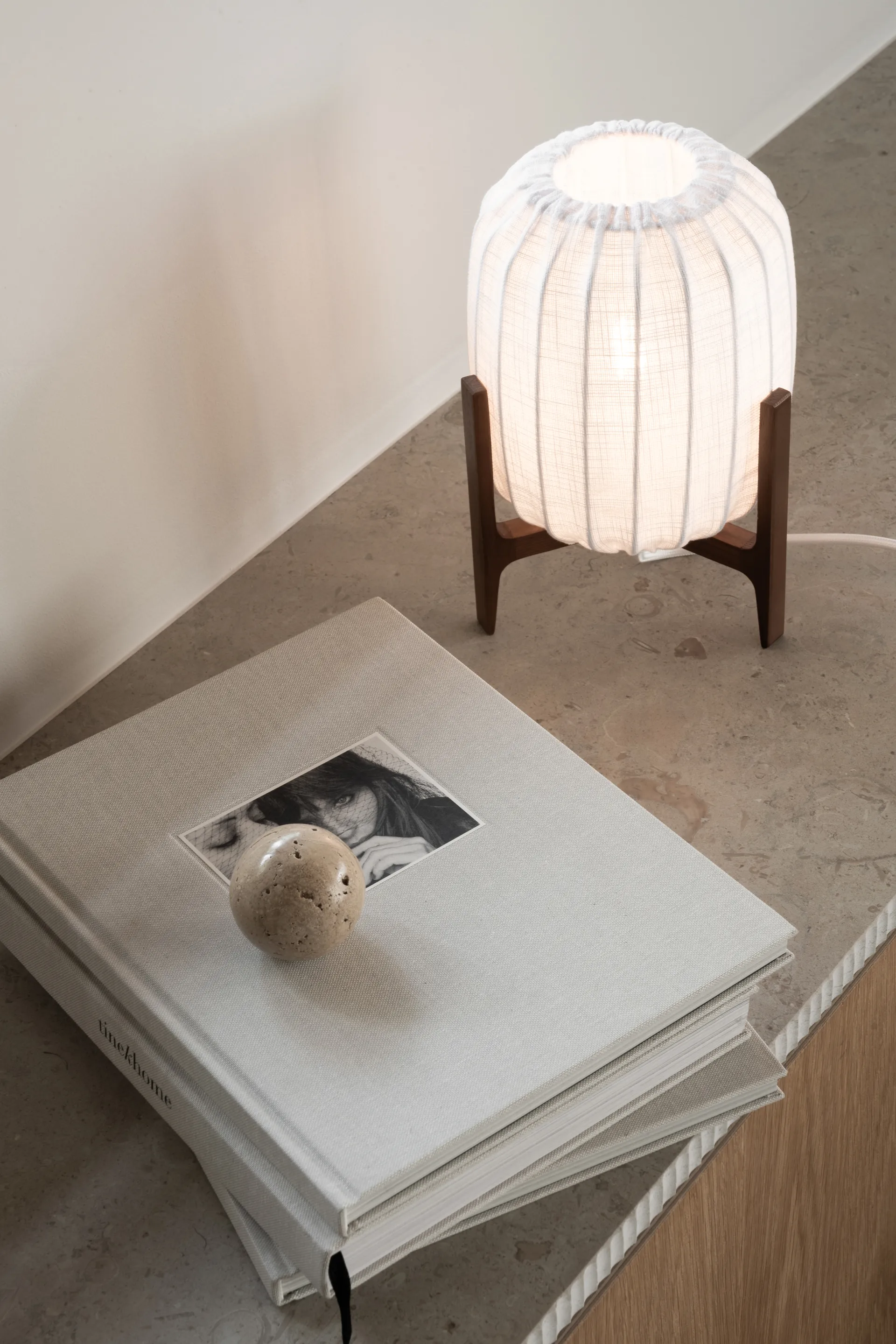 Lampe de table Prisma, Dark ash-White, Mini Ø16x24,3 cm Watt & Veke