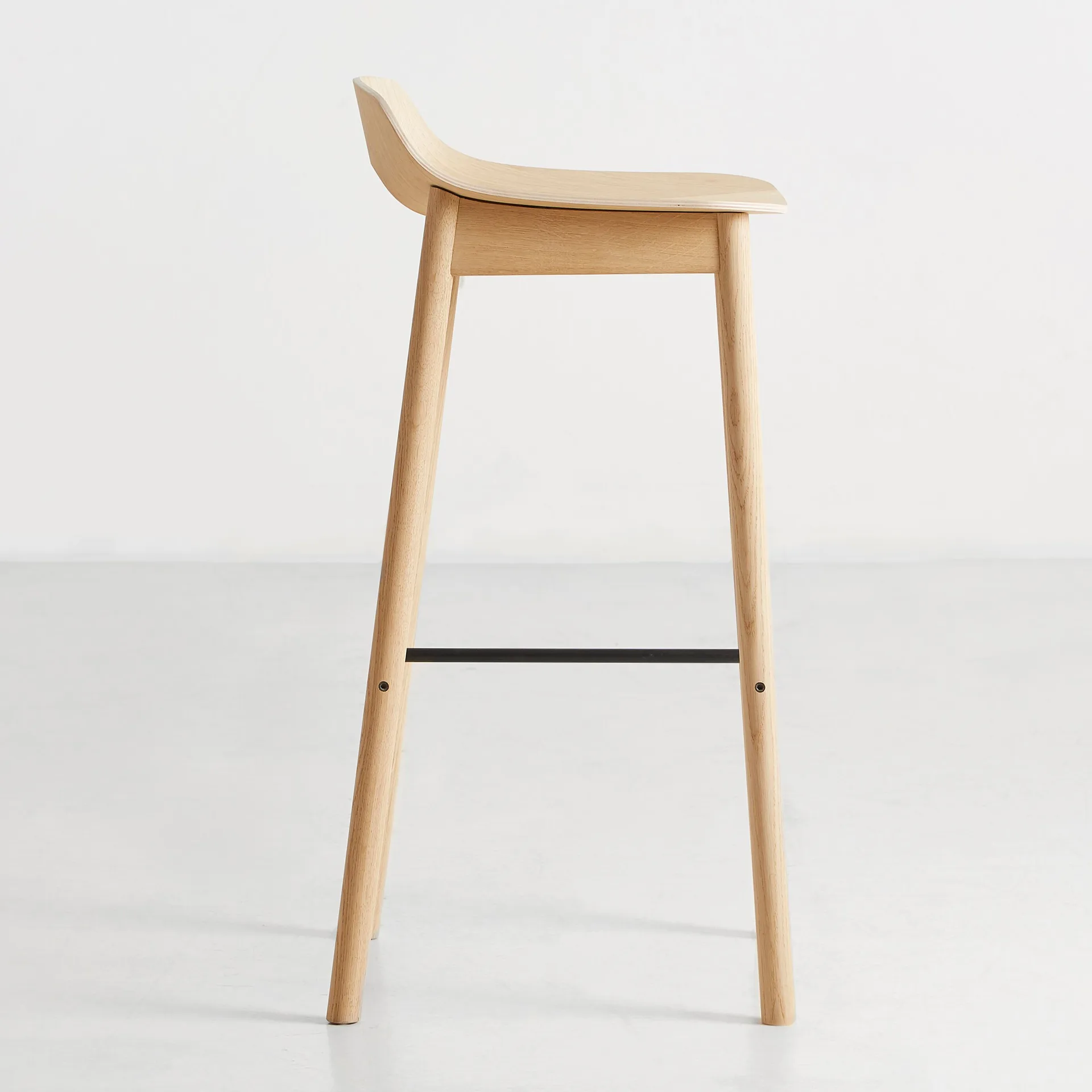 Chaise de bar Mono, Chêne pigmenté blanc Woud