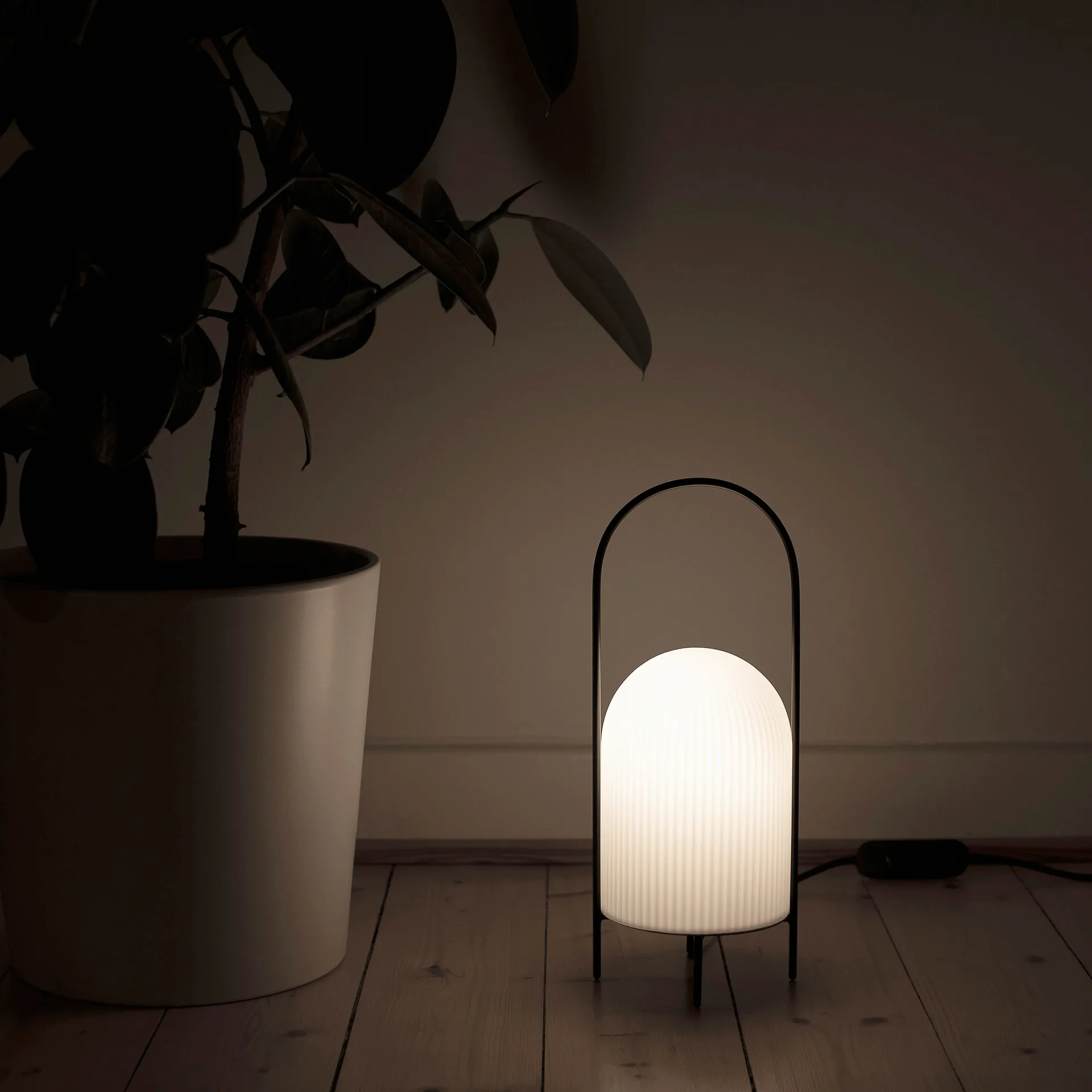 Lampe de table Ghost, Noir-verre opal brillant Woud