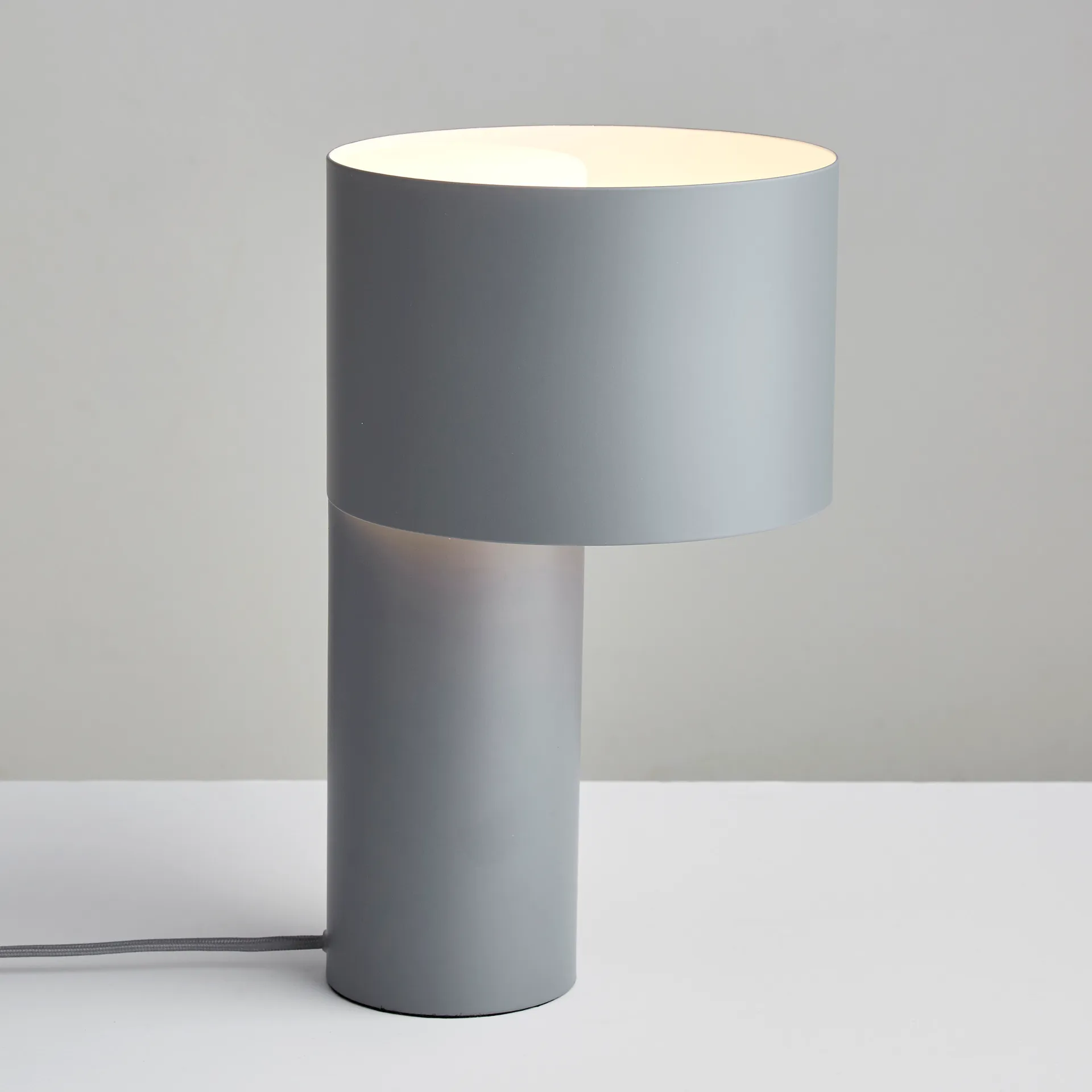 Lampe de table Tangent, gris Woud