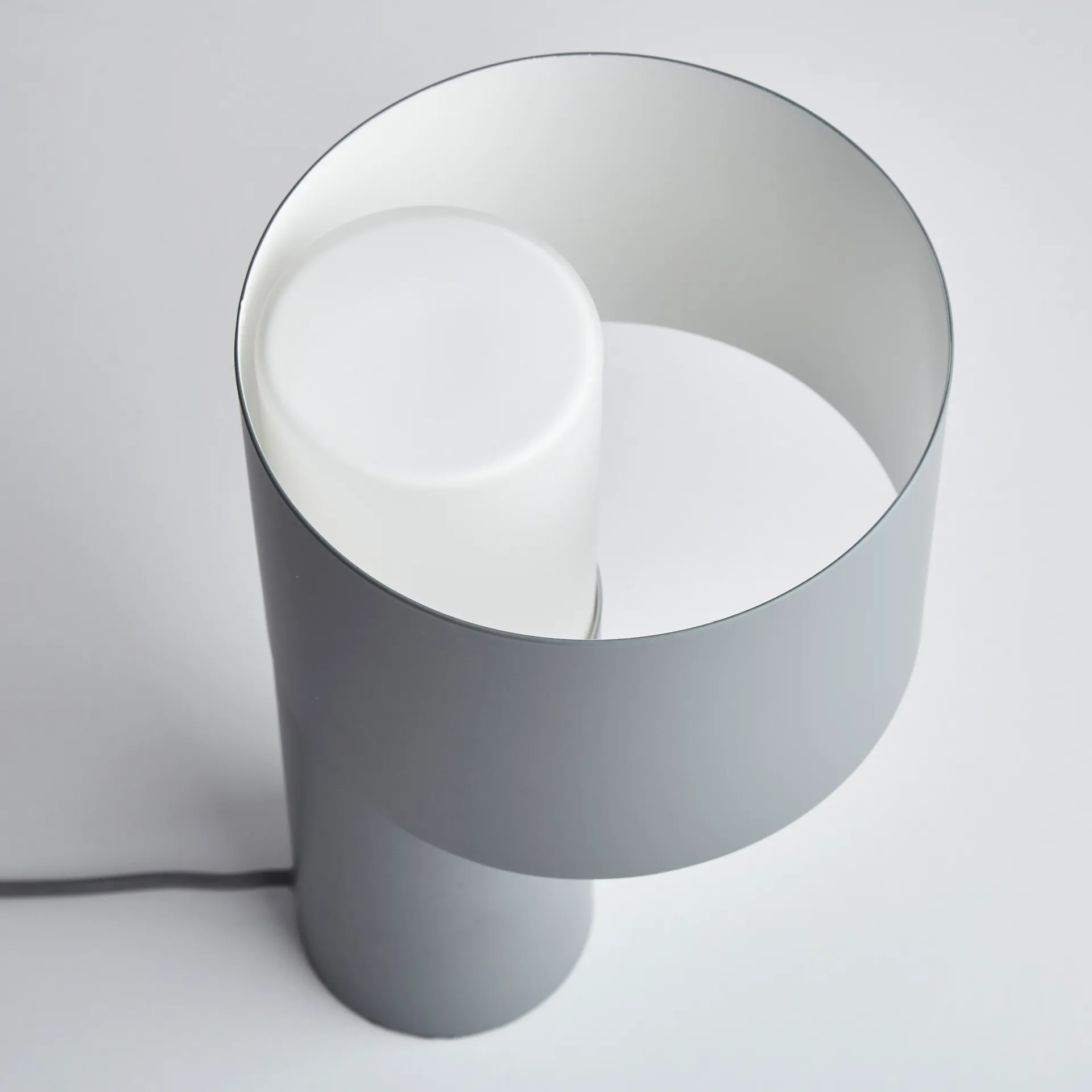 Lampe de table Tangent, gris Woud