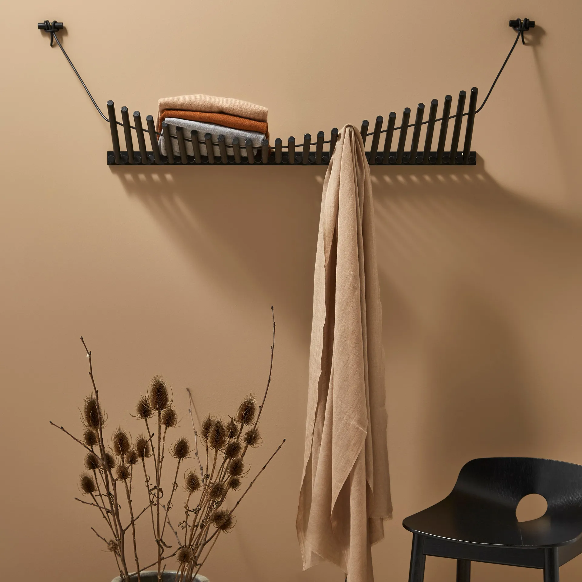 Porte-manteaux Knaegt, chêne peint noir Woud