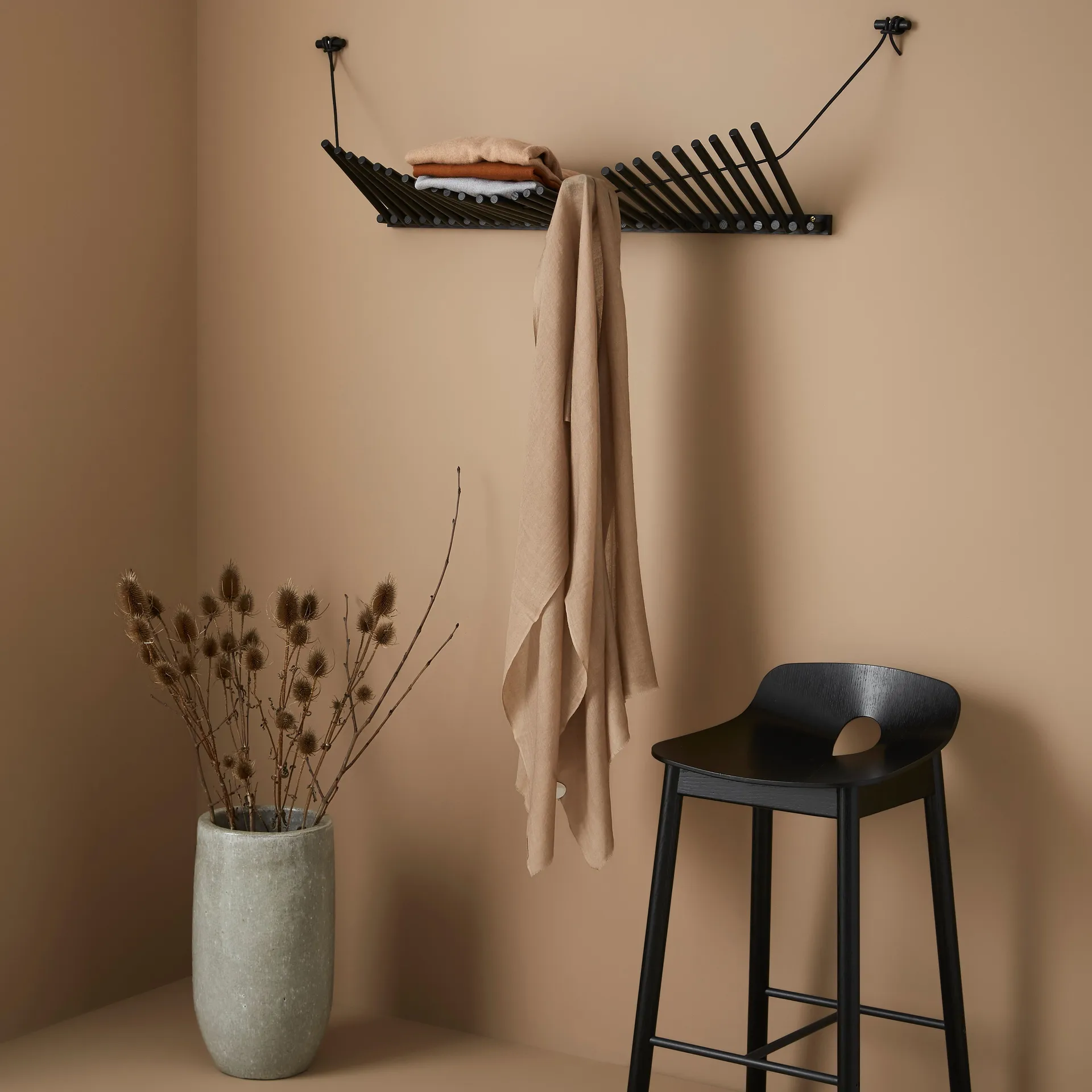 Porte-manteaux Knaegt, chêne peint noir Woud