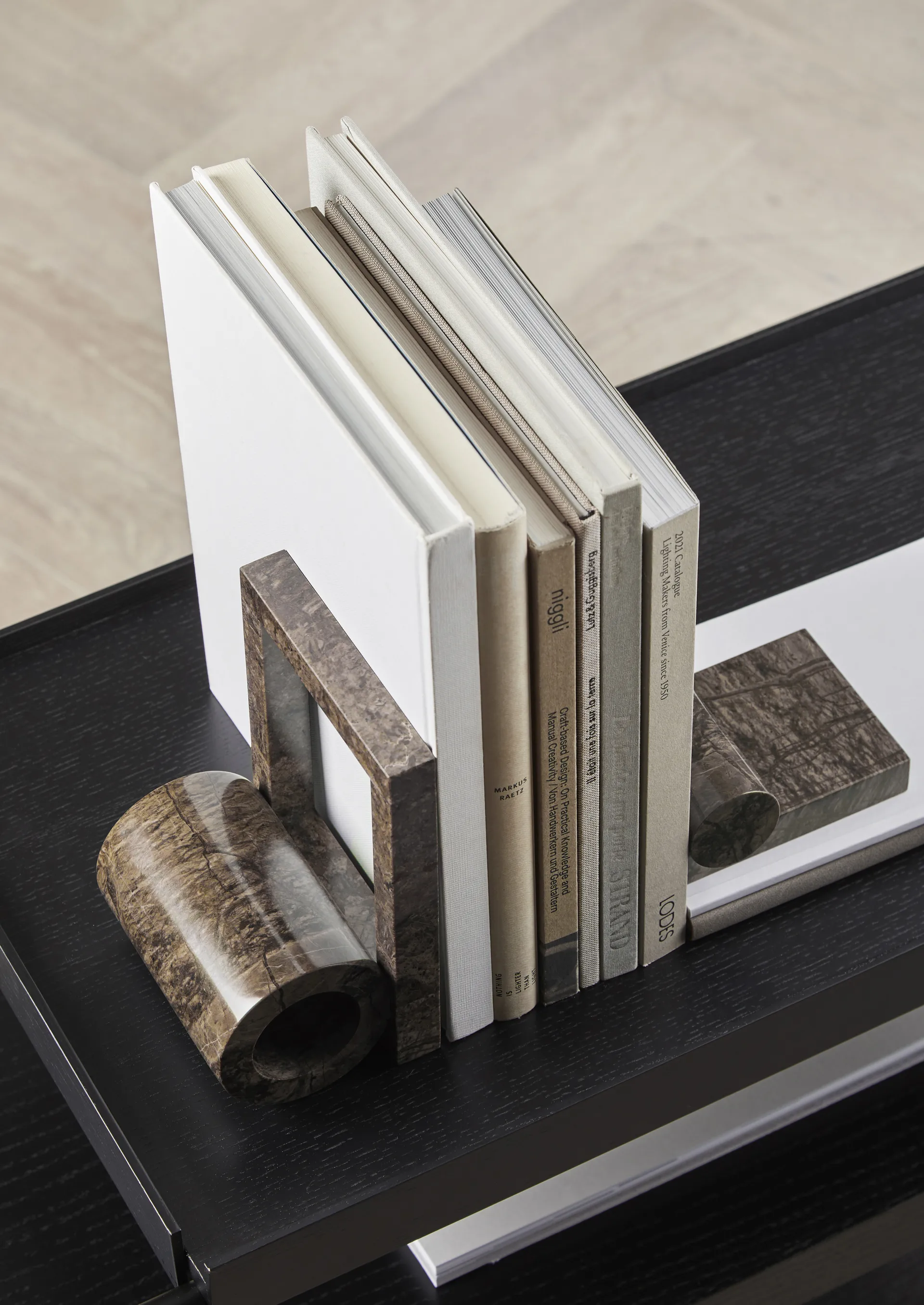 Serre-livres en marbre Booknd, Brun Woud