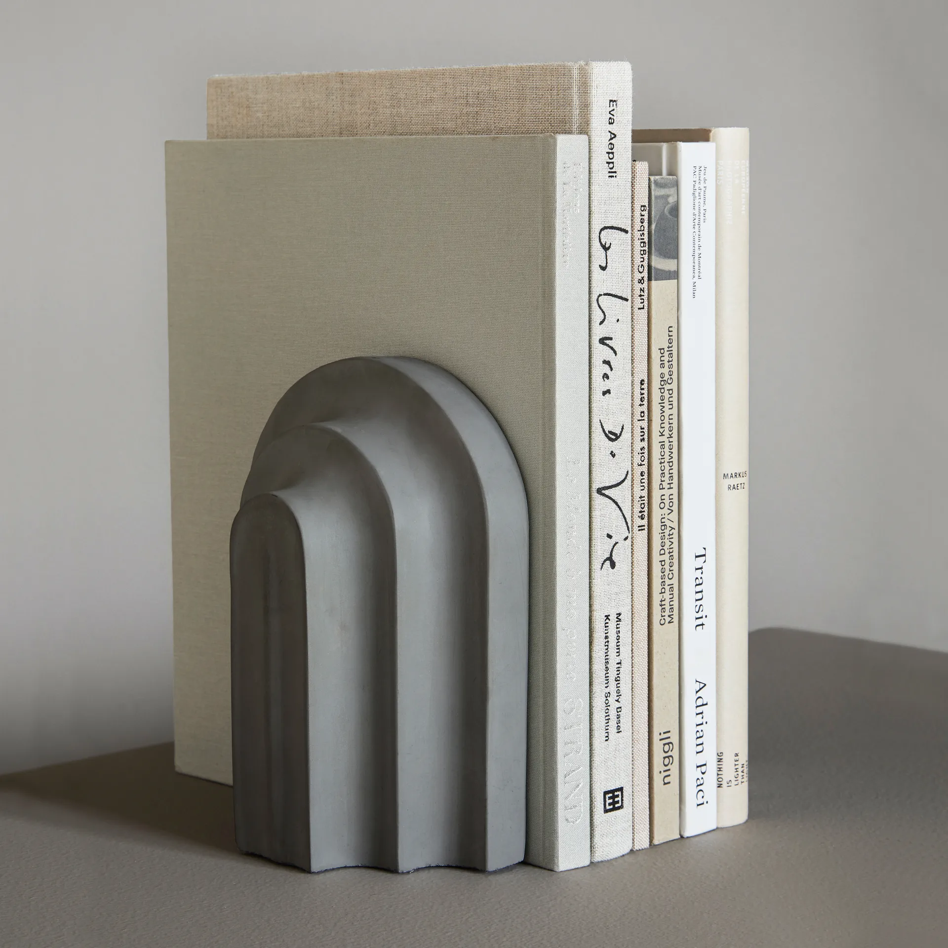 Support pour livres Arkiv, Gris béton Woud