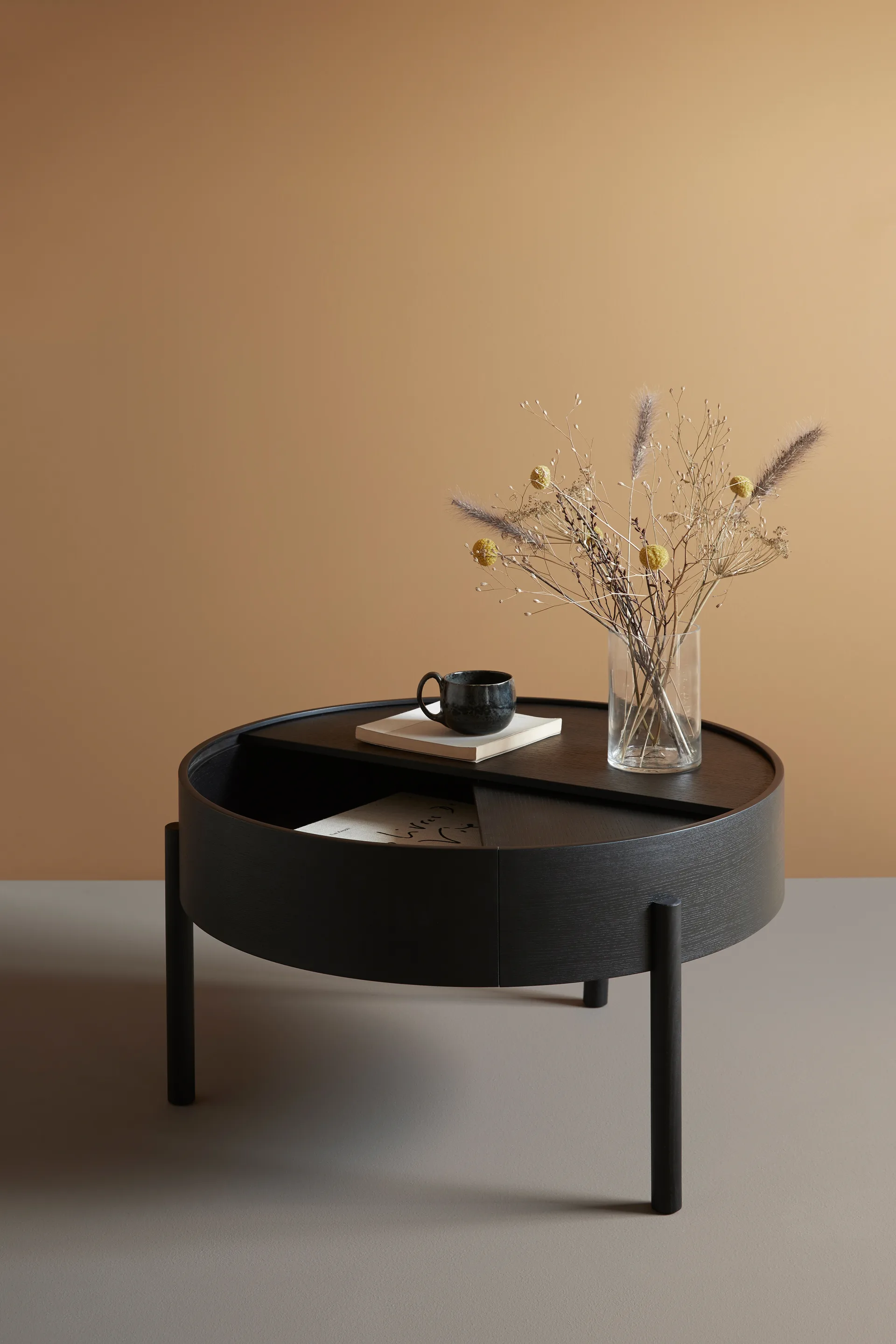 Table basse Arc Ø89 cm, Frêne teinté noir Woud