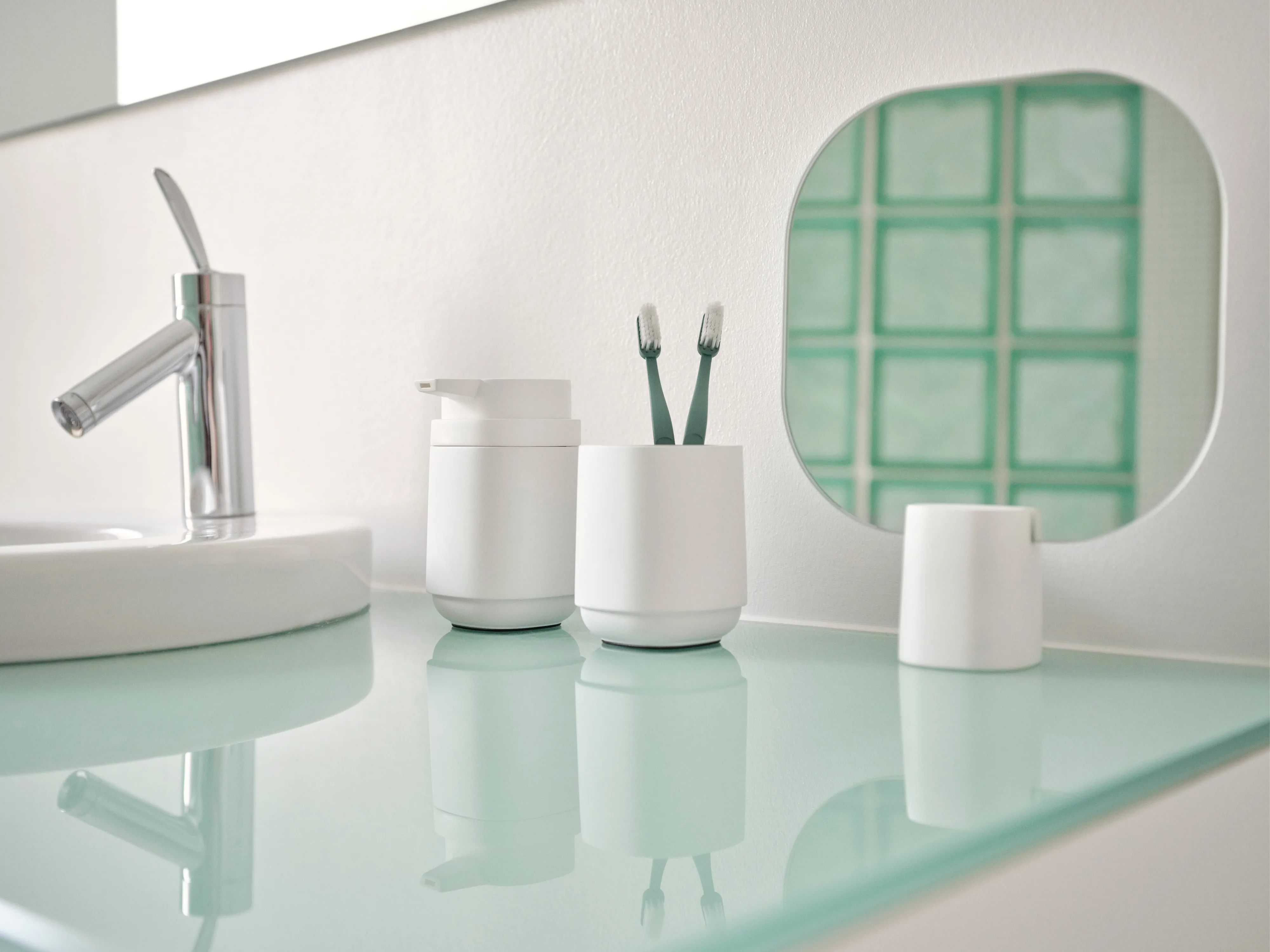 Gobelet Pour Brosse à Dent Zone Denmark RIM – Blanc, Diamètre 7 Cm, Hauteur 13,6 Cm – Design Scandinave, Montage Mural Ou Pose - 3