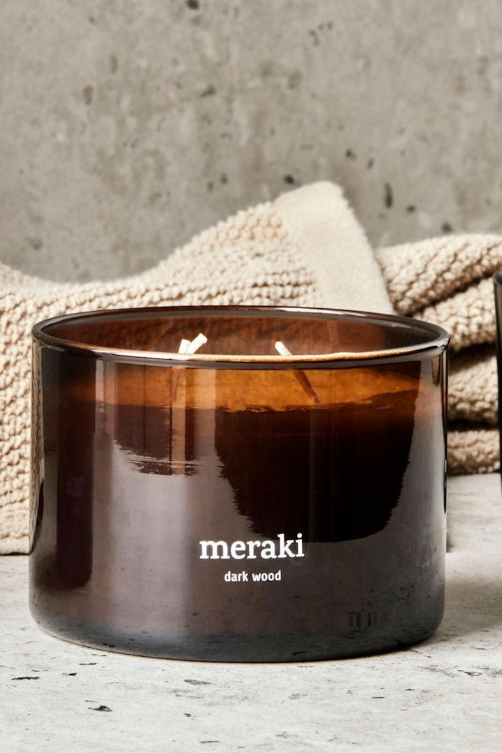 La bougie parfumée de Meraki ne diffuse pas seulement une atmosphère chaleureuse, mais aussi un parfum agréable, ce qui en fait un super cadeau pour la fête des pères.