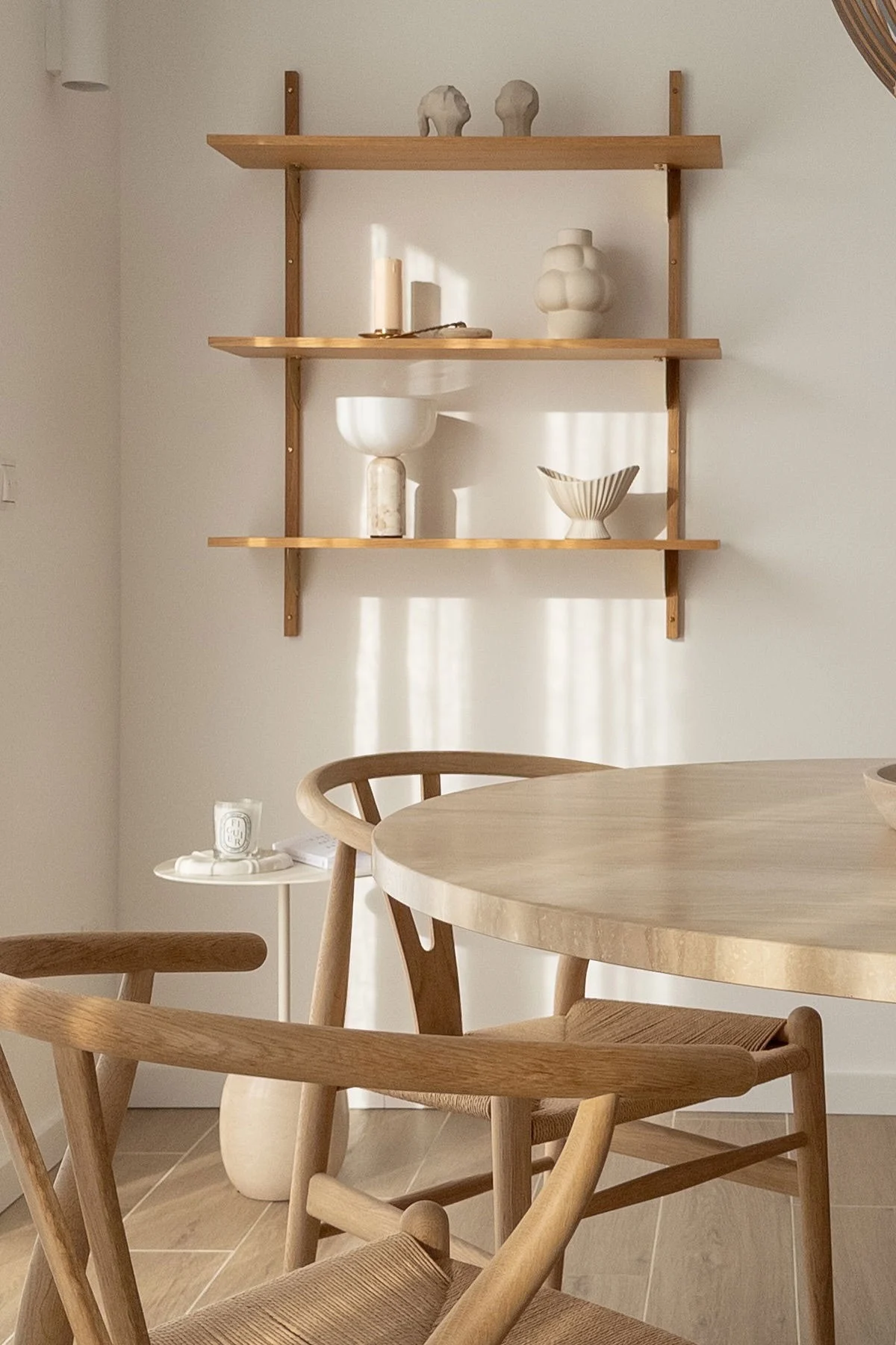 Avec Lagom, moins c'est plus : l'étagère murale décorée Sector de Ferm Living est accrochée dans la salle à manger de @by.damira.