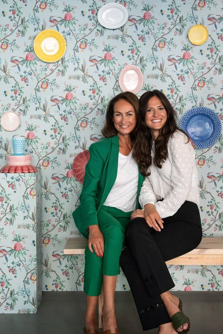 Teresa Mateus Lundahl et Filippa Burenstam Linder sont les forces motrices derrière l’entreprise de céramique Mateus, où le design suédois rencontre le savoir-faire portugais.