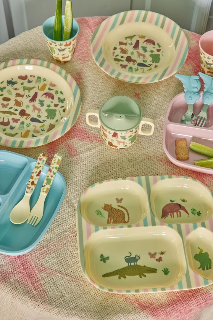 Cet adorable service pour enfants de Rice avec le motif Sweet Jungle Print est parfait comme cadeau pour une baby shower.
