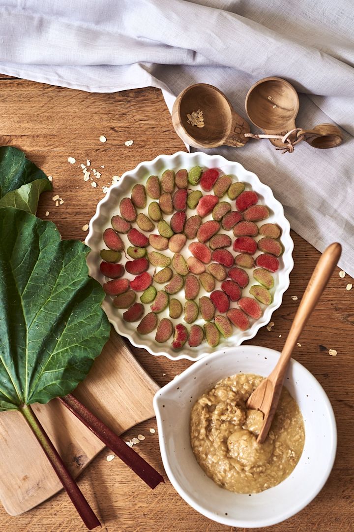 Rien n'évoque mieux l'été qu'une recette à base de rhubarbe. Voici un crumble à la rhubarbe en cours de réalisation,