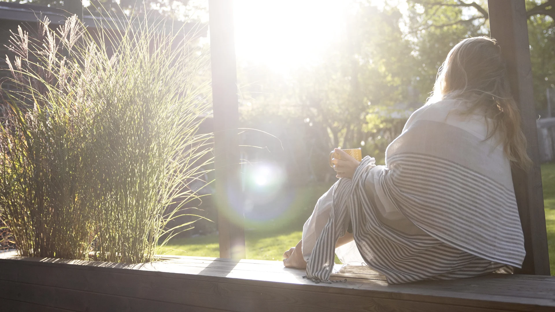 Lagom : prenez suffisamment de temps pour faire des pauses et asseyez-vous au soleil avec une tasse de café.