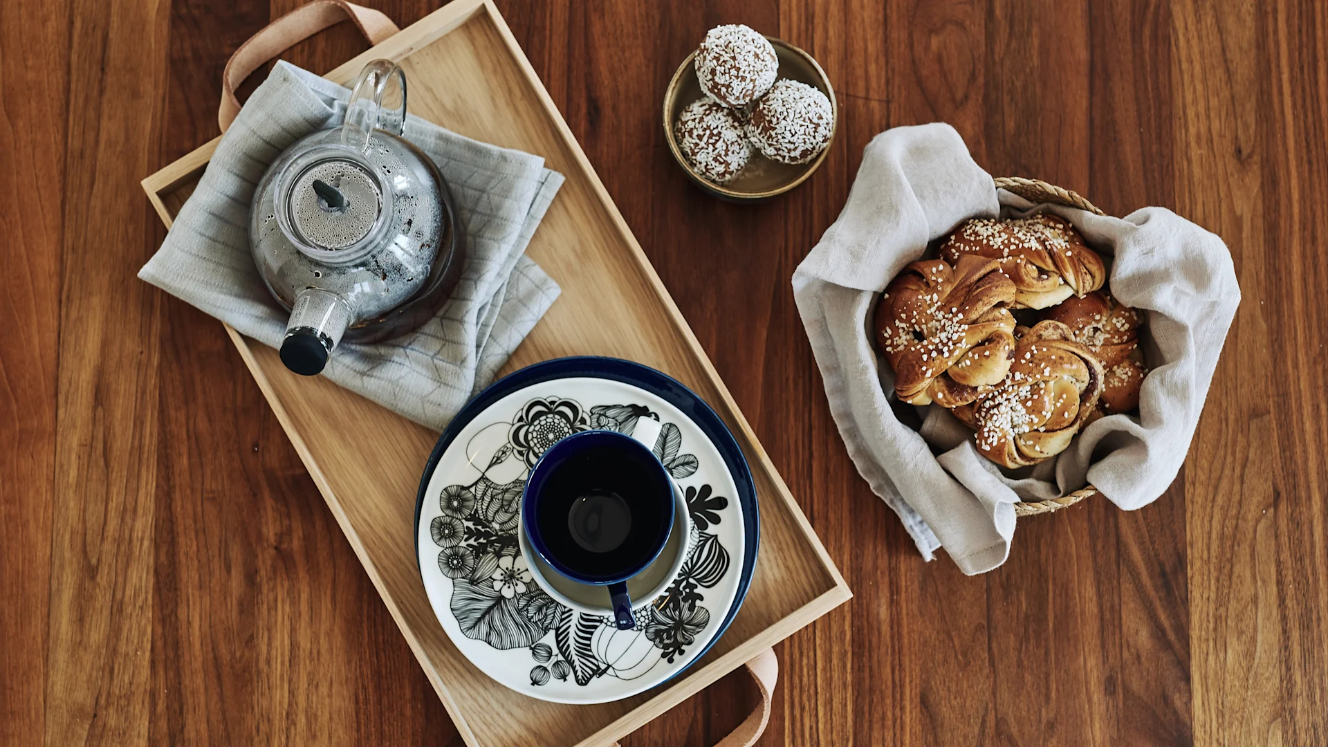 Fika suédois - fika comme un Suédois avec une théière en verre, des tasses Grace suédoises, des assiettes en marimekko et des brioches à la cannelle.