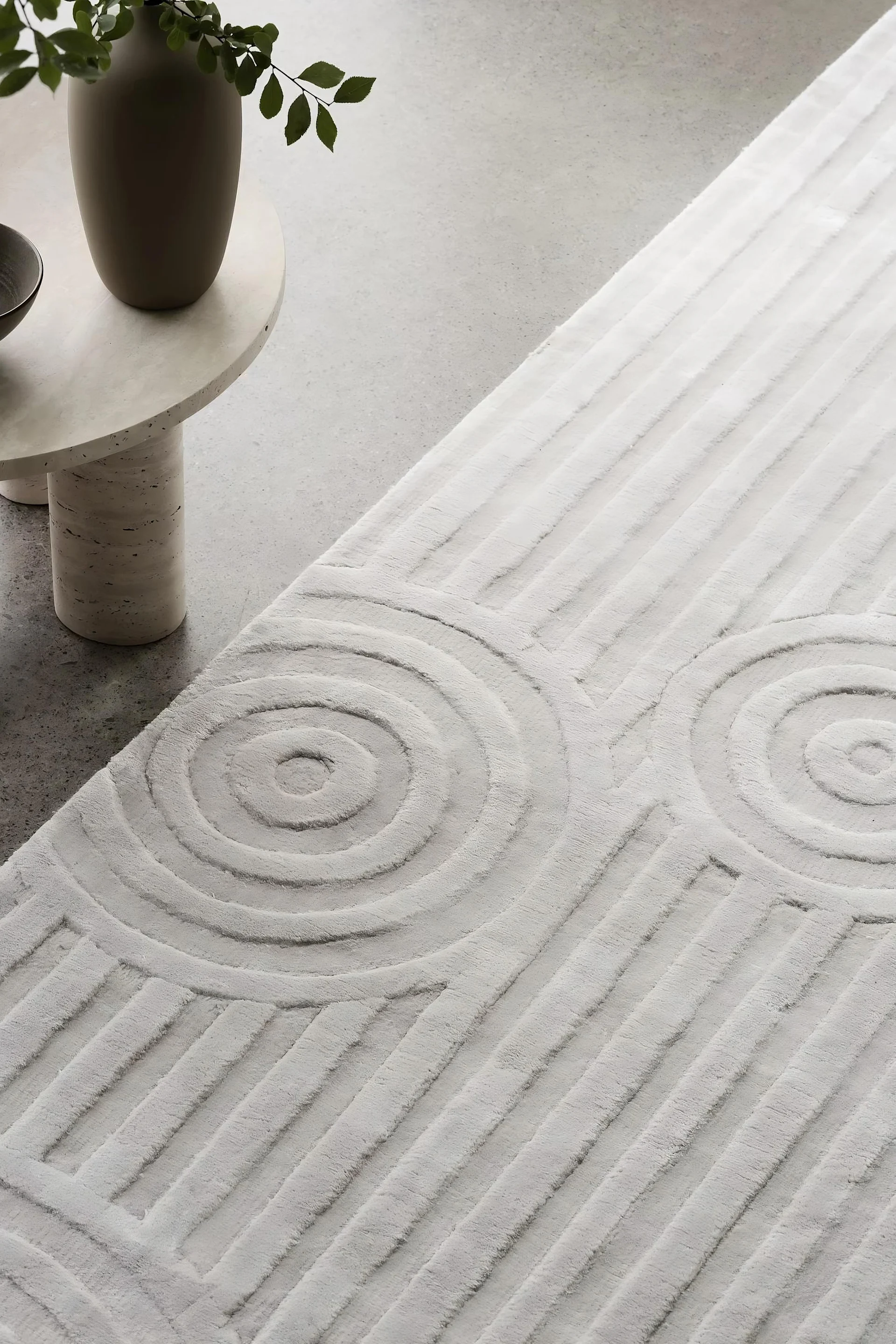 Tapis pour le salon : un gros plan sur le tapis blanc Uzu de blomus, composé à 100 % de viscose.