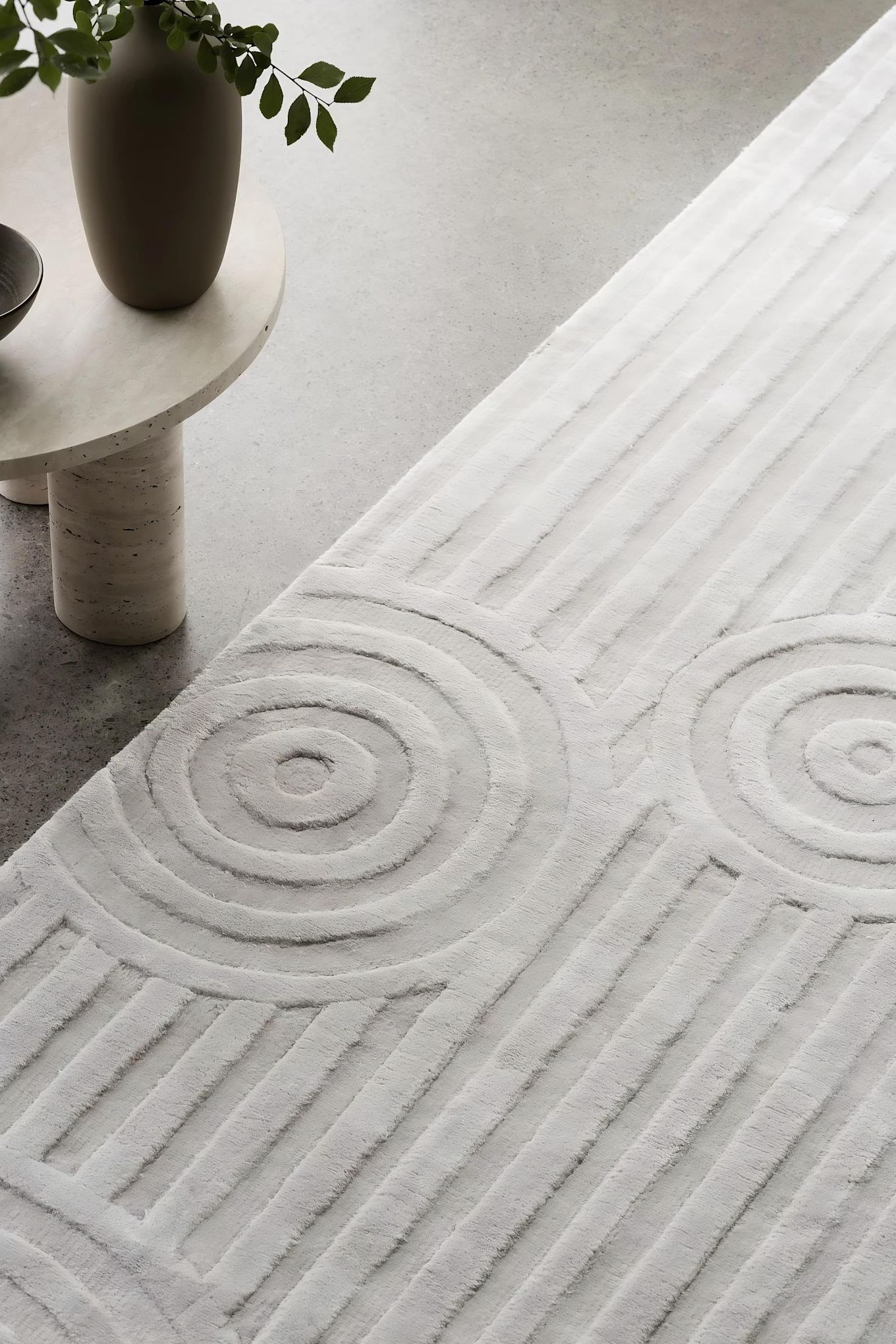 Tapis pour le salon : un gros plan sur le tapis blanc Uzu de blomus, composé à 100 % de viscose.