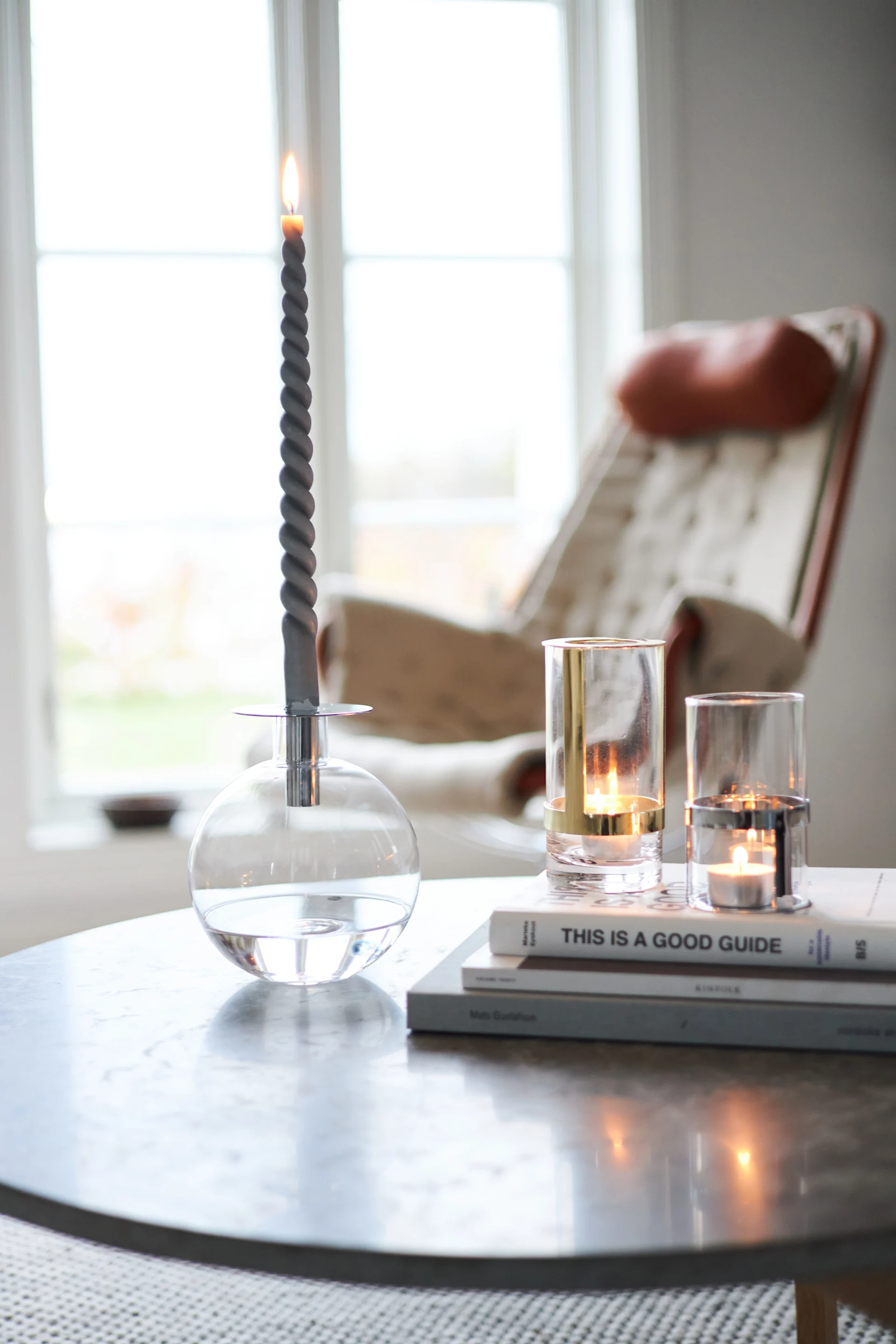 Lagom signifie aussi convivialité : sur une table d'appoint se trouvent un vase Top et deux vases Hold, tous de Sagaform.