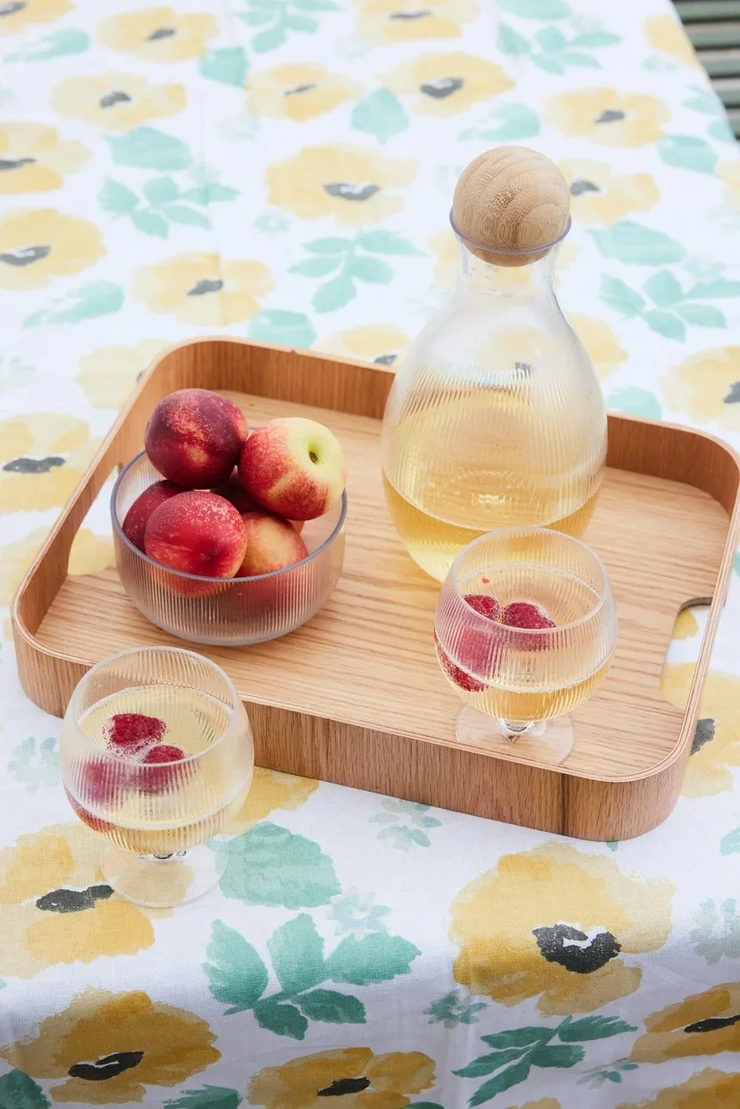 Un tel plat d'été doit être accompagné de la boisson adéquate. Servez par exemple un cocktail pêche-vanille dans la carafe Billi sur le plateau Hanna, tous deux de Sagaform.