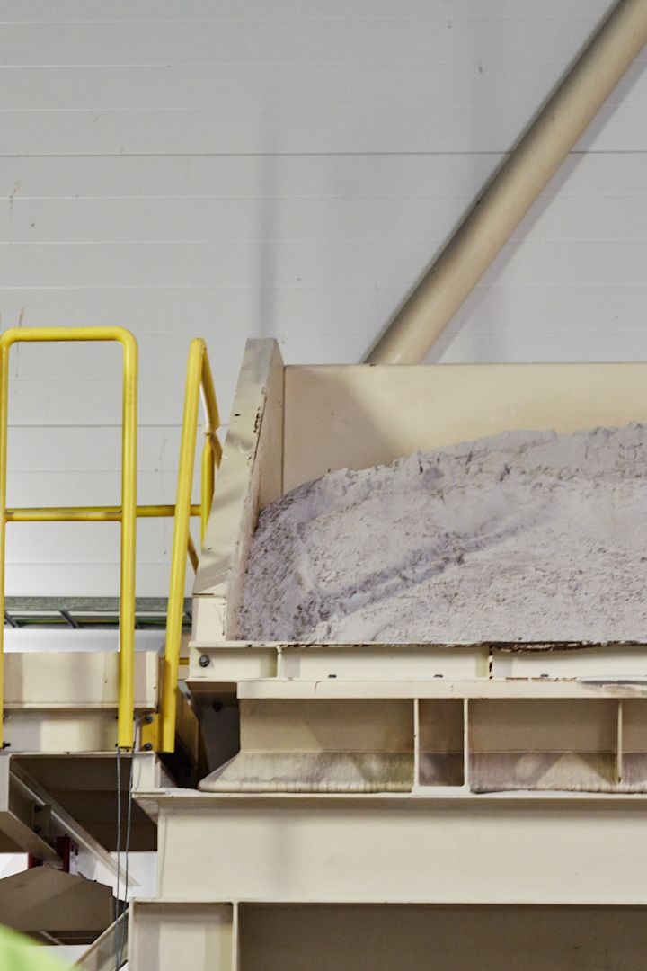 Le sable dans l’usine Iittala est prêt à être transformé en verre.