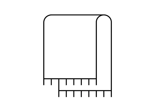 Une couverture ou une serviette pliée avec un dessus arrondi et un bord frangé.