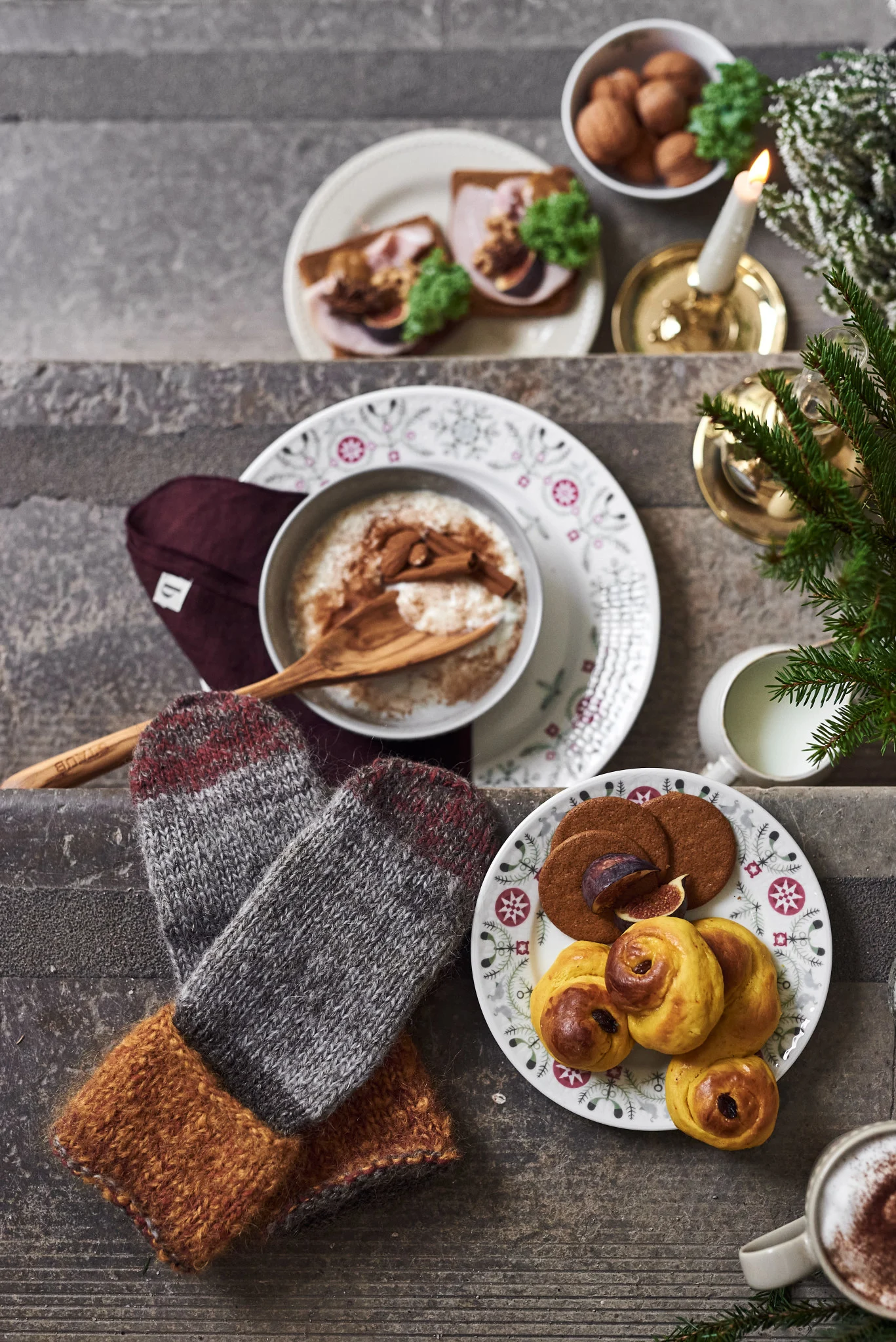 Sur un escalier sont disposées des friandises telles que des lussekatter et du riz au lait, toutes destinées au Jultomte, qui protège la maison et la cour et apporte les cadeaux.