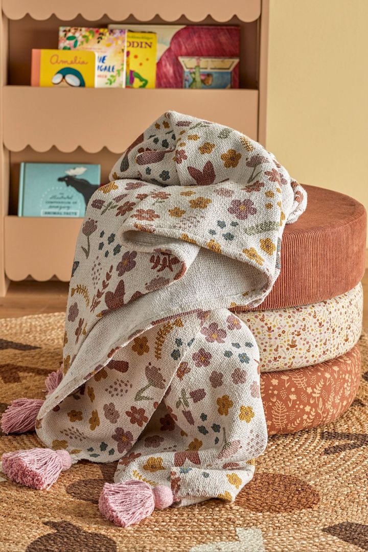 La couverture en laine Kristine de Bloomingville tient toujours bébé au chaud après le bain ou même dans son lit, ce qui en fait un cadeau attentionné pour la baby shower.