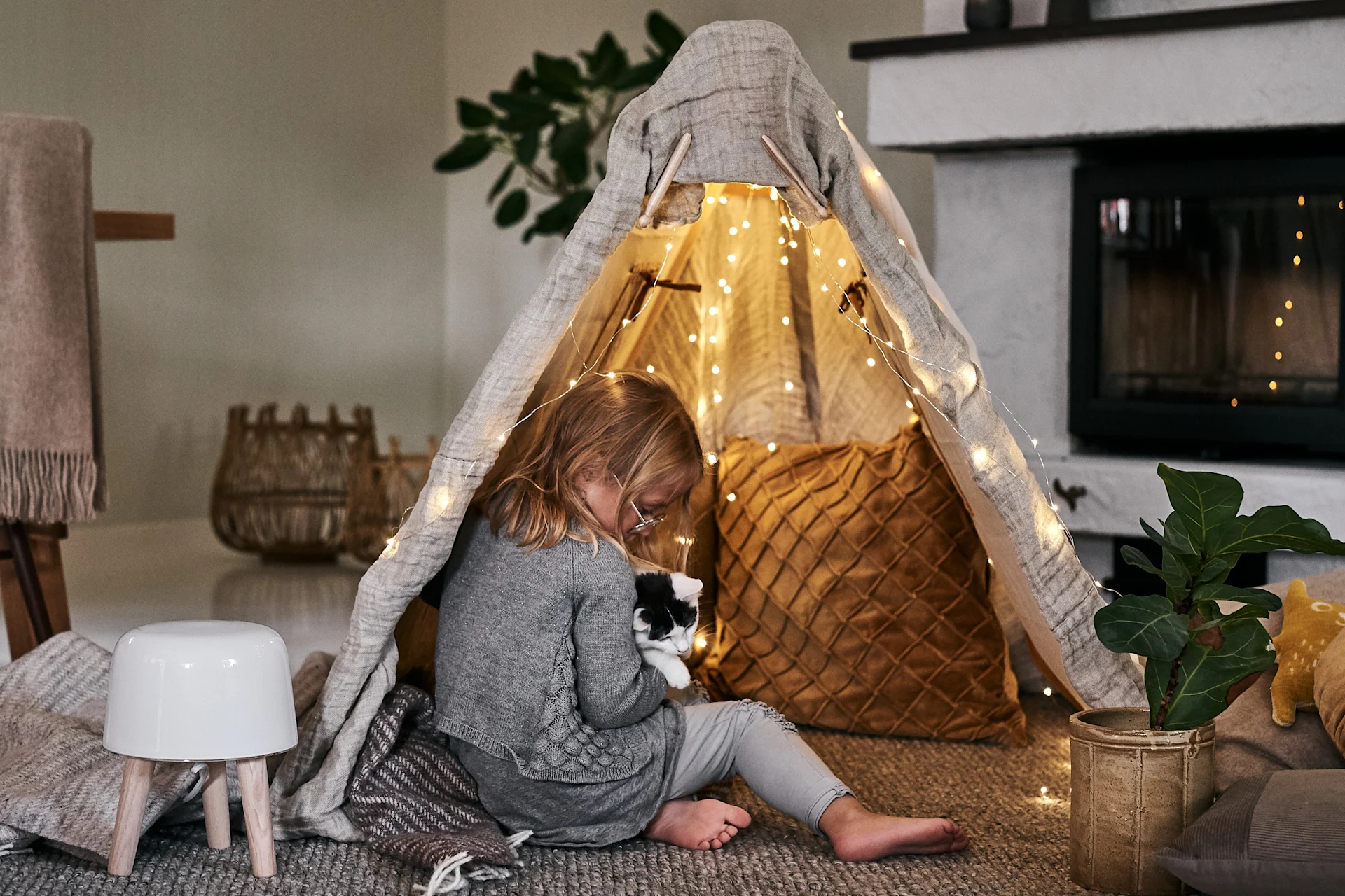 Le style de vie scandinave à essayer cet hiver - aménagez un coin douillet dans le salon pour les enfants.