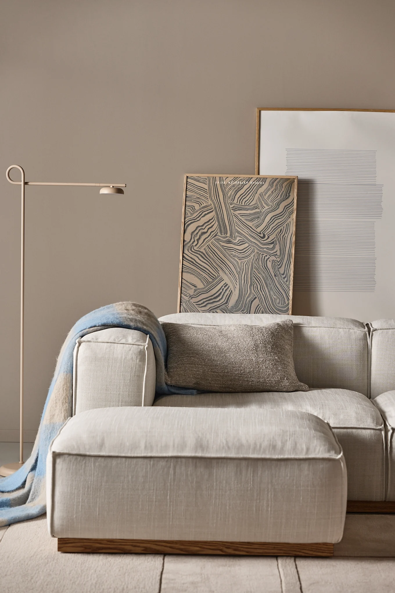 Le grand canapé modulaire de 1898 en tissu beige, ici dans un salon neutre, est tout à fait adapté aux tendances 2025 de la décoration d'intérieur scandinave et à la décoration d'intérieur à la mode. 