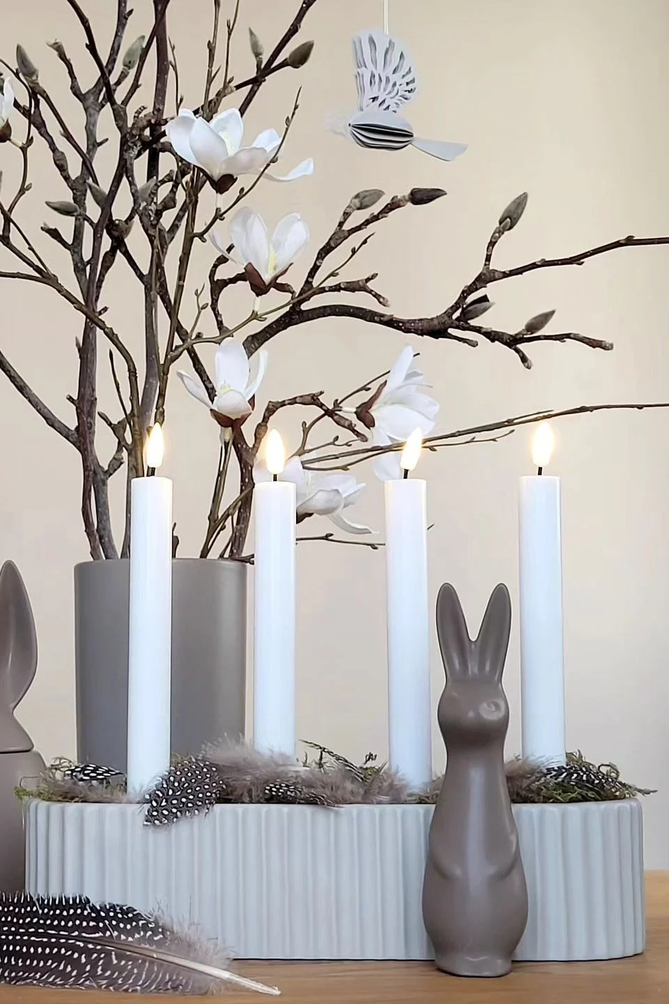 Décoration de Pâques : L'adorable Swedish rabbit in Dust de DBKD se trouve devant un bougeoir chez @despina2014, derrière un buisson de Pâques.