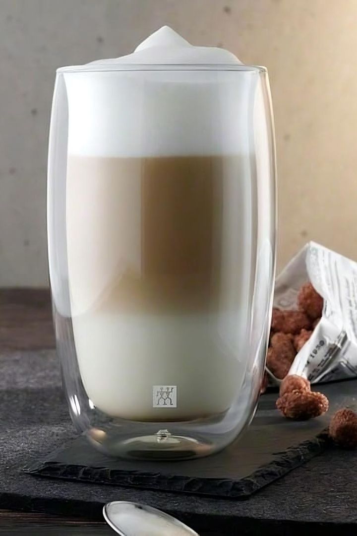 Grandes tasses à café : Le verre Sorrento de Zwilling est parfait pour votre latte macchiato et garde le café chaud plus longtemps grâce à sa double paroi.
