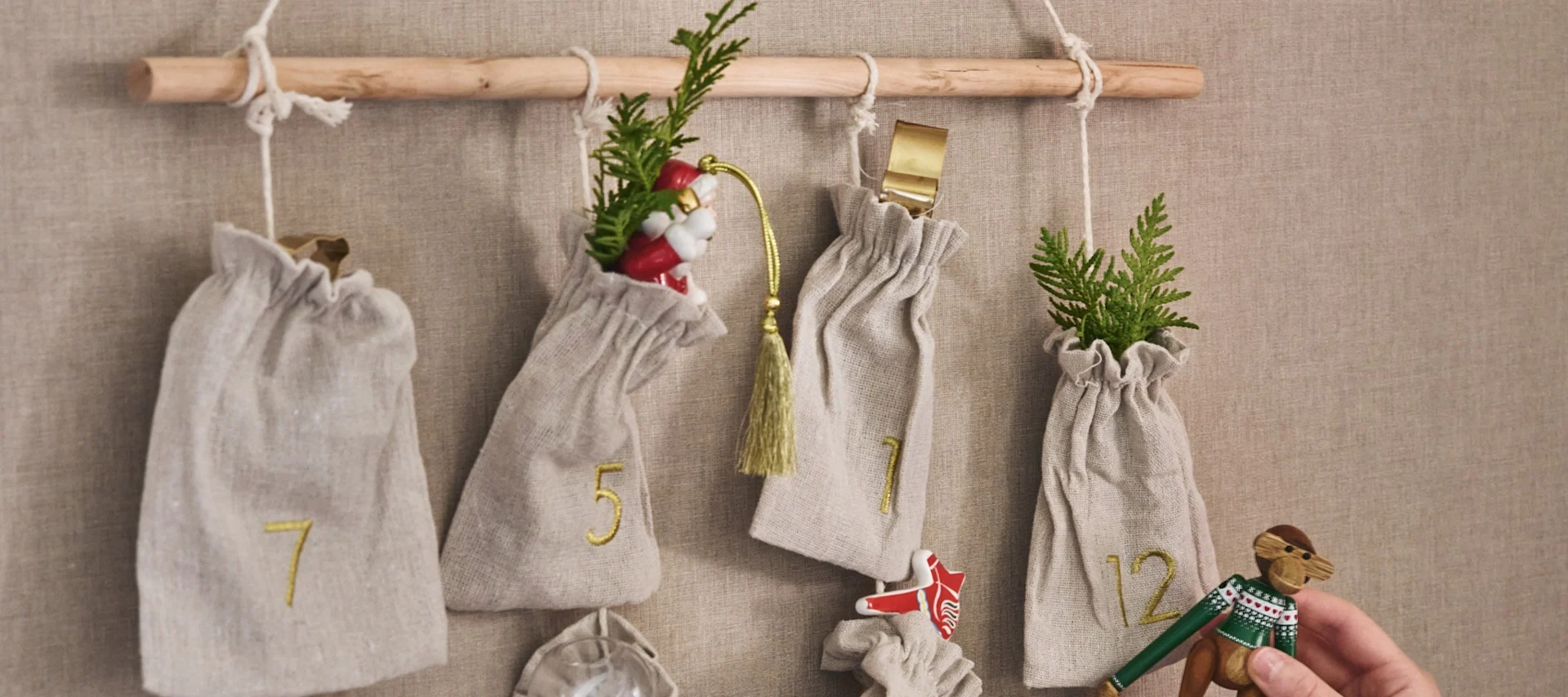 Conseils pour le calendrier de l'Avent : fabriquez votre propre calendrier de l'Avent avec le modèle blanc en tissu de Ferm Living, doté de pochettes pour y glisser des cadeaux destinés aux adultes comme aux enfants.