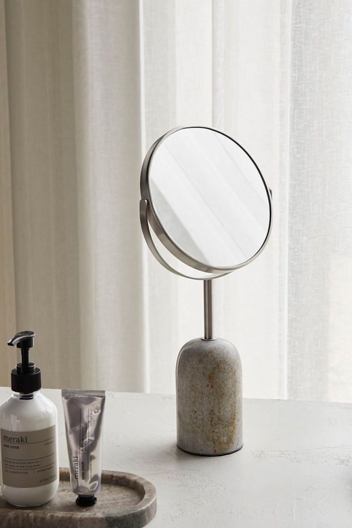 Pour se raser, un miroir grossissant comme ce miroir de table à deux faces Marble de Meraki peut être extrêmement utile et convient donc parfaitement comme cadeau pour la fête des pères.