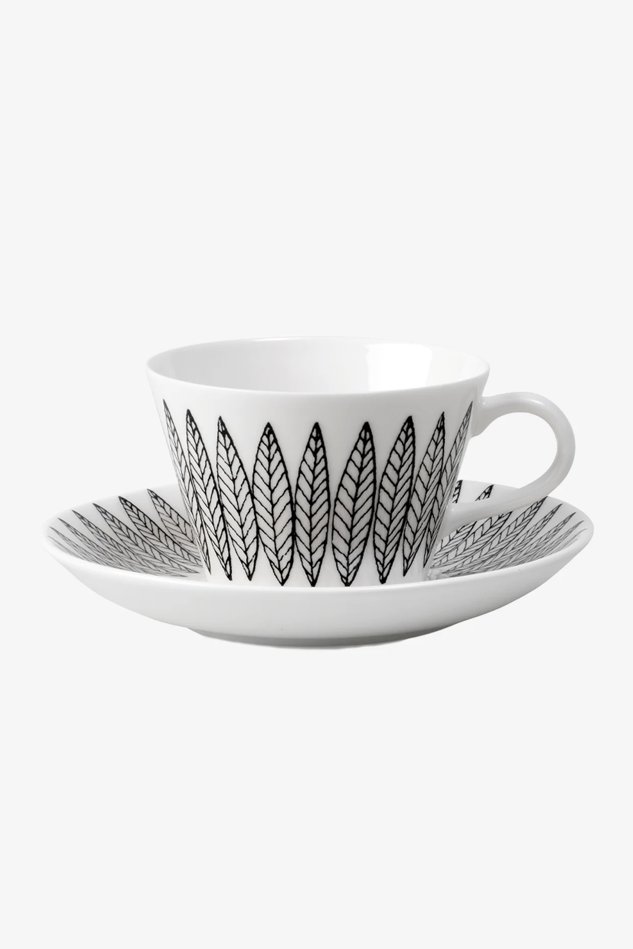Tasse à thé et soucoupe blanches avec motif de feuilles noires.