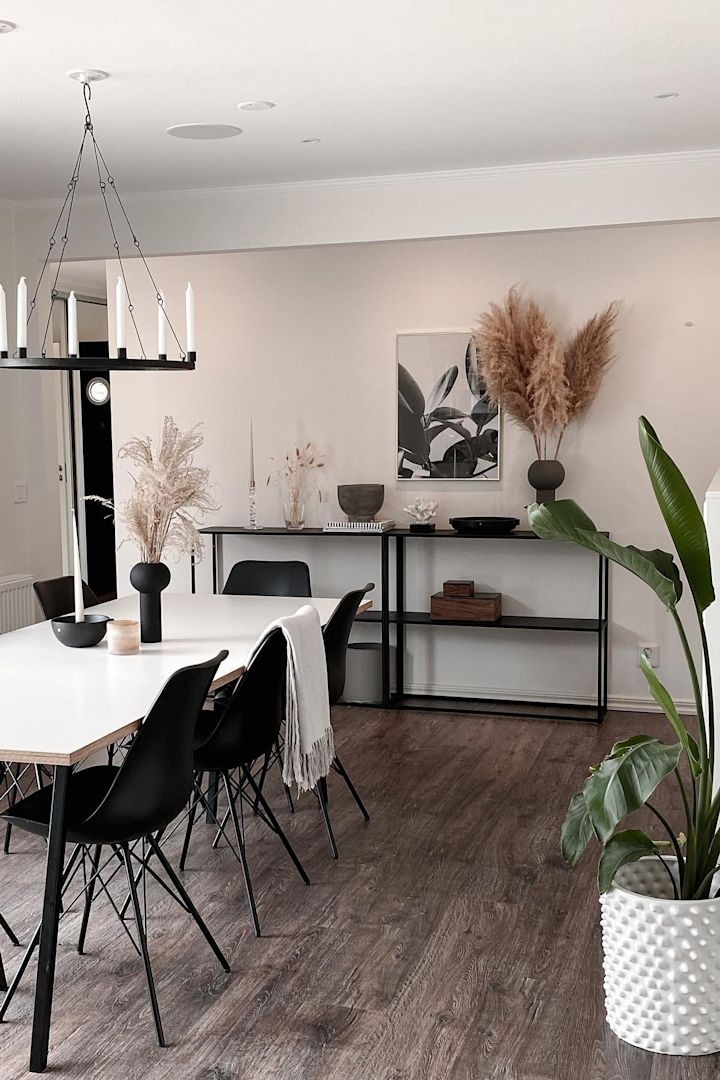 Boho et autres styles d'aménagement : ici, vous voyez la salle à manger de l'utilisatrice d'Instagram @pineapplesunny, aménagée avec des chaises noires et des éléments de décoration noirs.