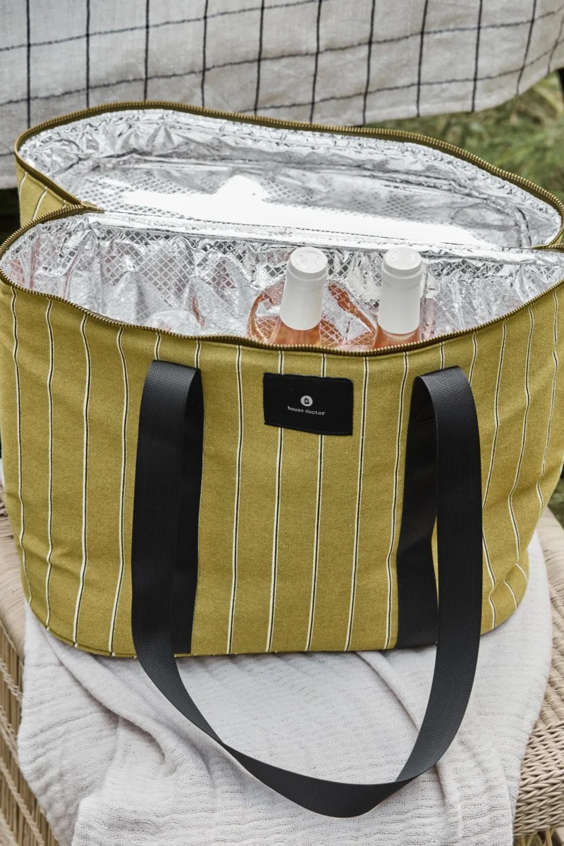Sac isotherme ouvert, rayé vert olive, avec des anses noires, contenant deux bouteilles de vin rosé.