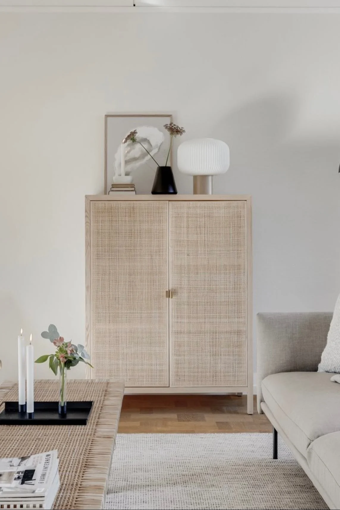 Boho et autres styles d'aménagement : vous voyez ici le salon aménagé dans des couleurs claires dans le style Japandi de @pontuzlofgren.